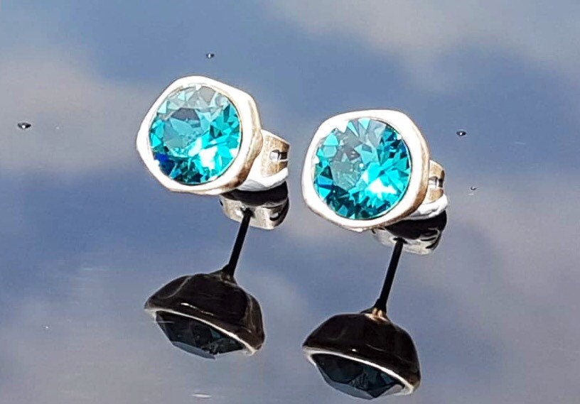 Handmade Silver Stud Earrings with Blue Swarovski Crystals – Dainty Sparkle for Everyday Elegance, ideal for women’s gift, uno de 50 style
