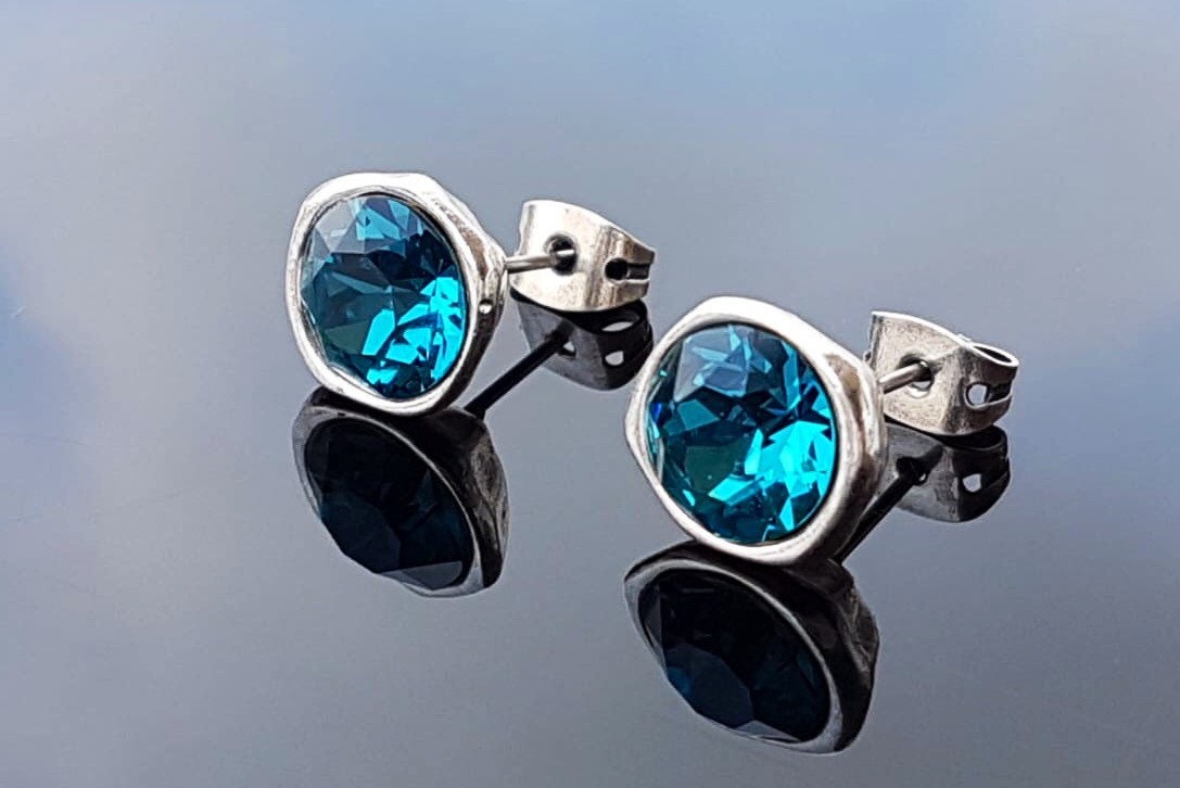 Handmade Silver Stud Earrings with Blue Swarovski Crystals – Dainty Sparkle for Everyday Elegance, ideal for women’s gift, uno de 50 style
