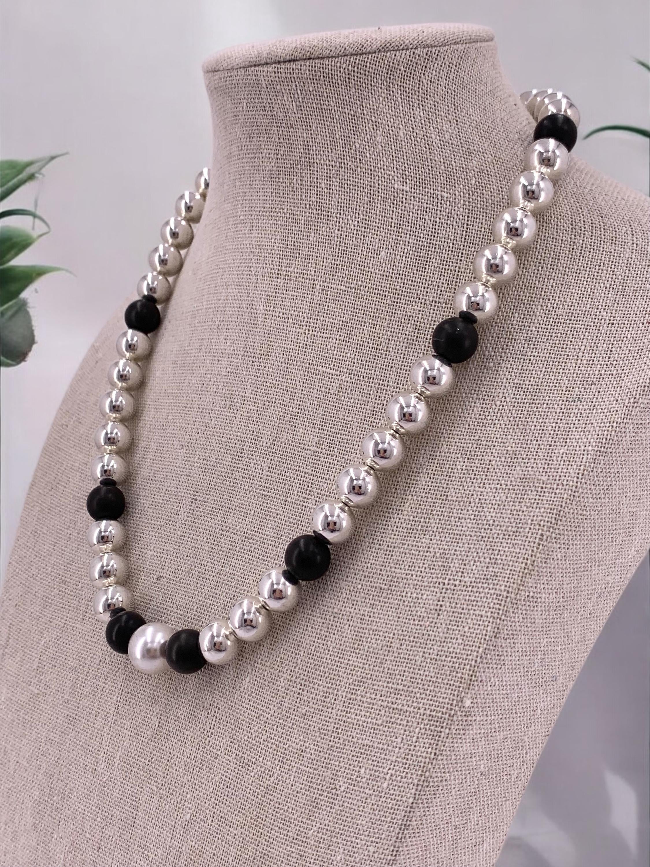 chunky silver, onyx and Swarovski Pearl necklace, elegant silver beads necklace, beaded necklace, vintage necklace, uno de 50 style,