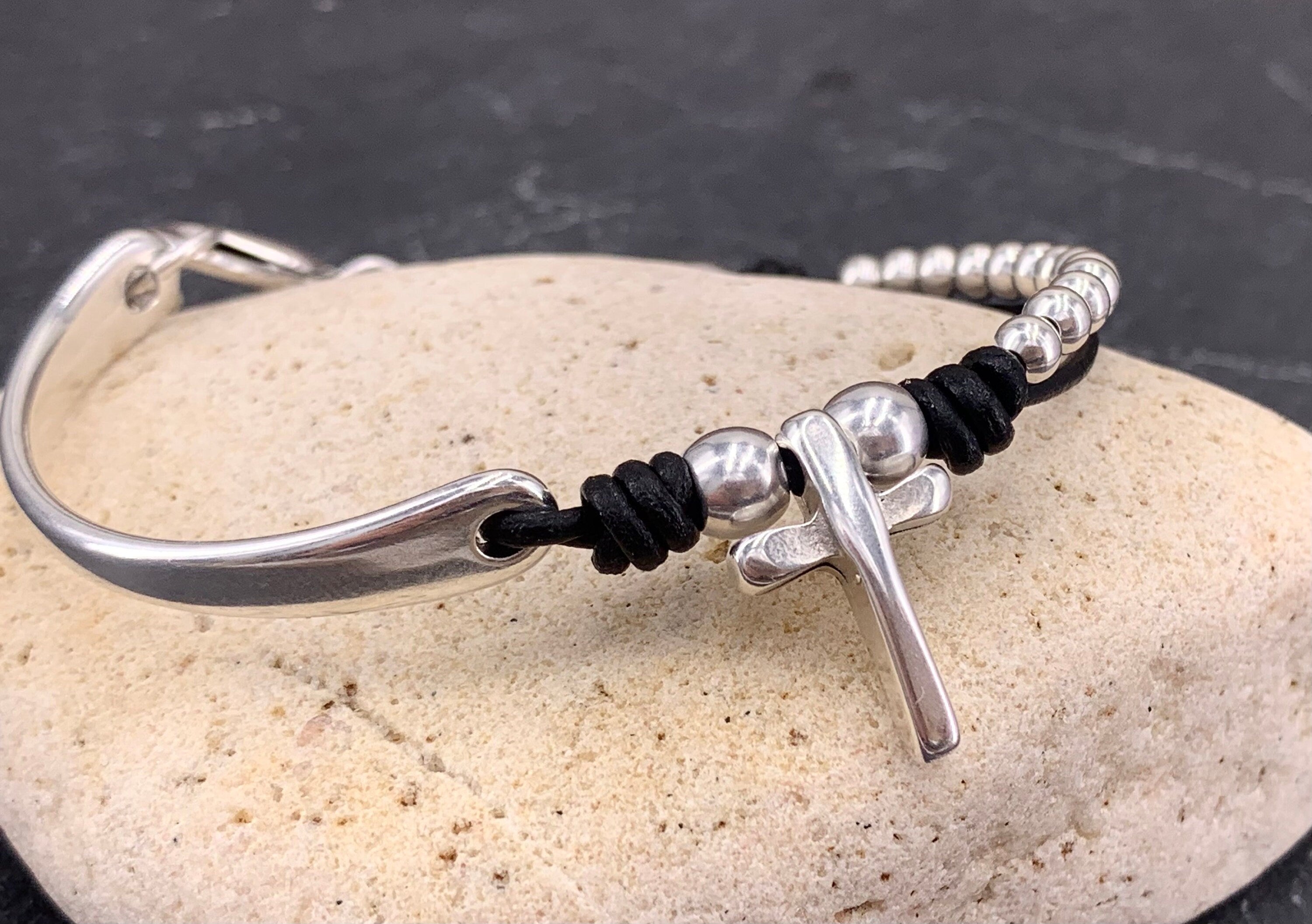 Pulsera de cuero con colgante de cruz, cuentas de plata, brazalete bohemio ajustable, joyería Kukuri