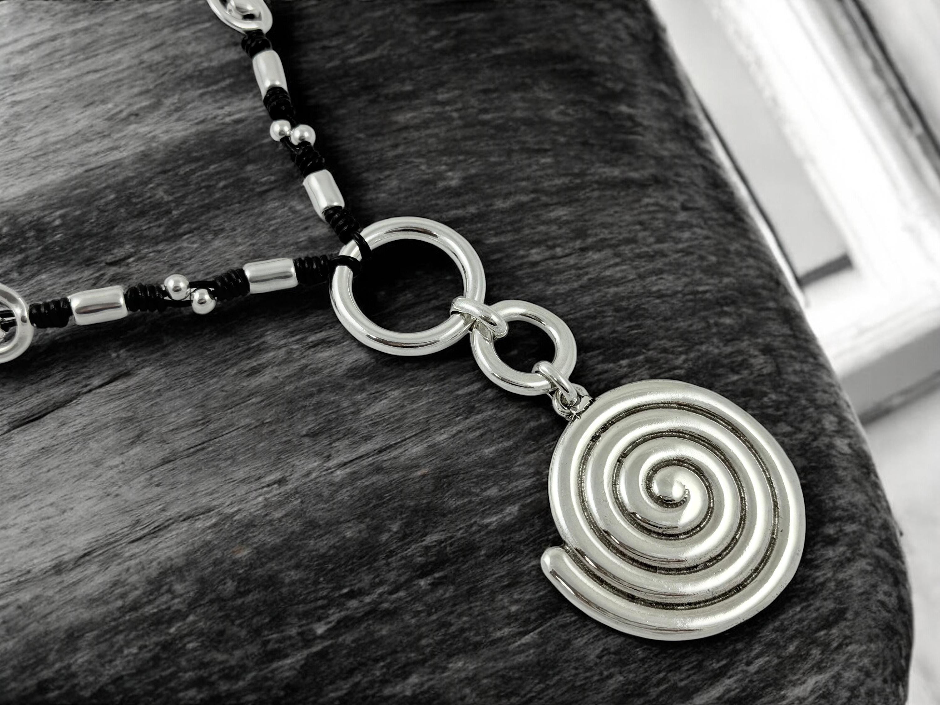 Leather Knot Necklace – Spiral Pendant with Silver-Plated Rings – Chunky Statement Jewelry – Handmade Kukuri Jewelry