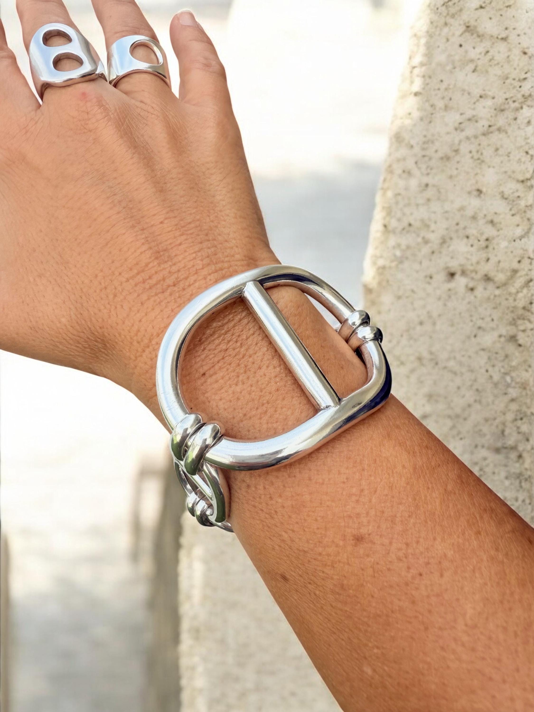 Pulsera de plata maciza con eslabones marineros, estilo brutalista, cierre de palanca ajustable, joyería kukuri hecha a mano.