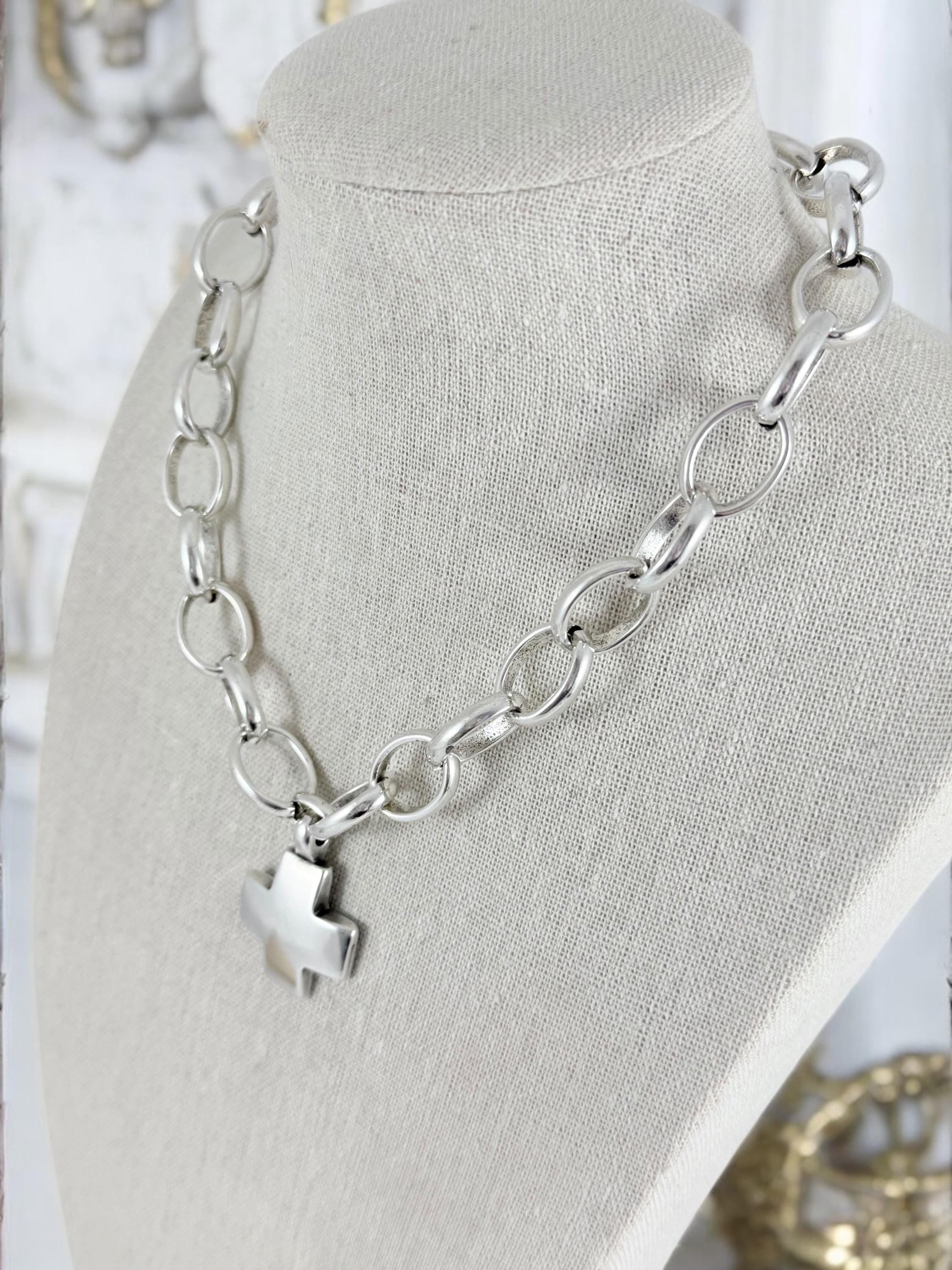 chunky chain necklace with statement bold Cross pendant, bold silver big link chain necklace, voluminous chain necklace, uno de 50 style