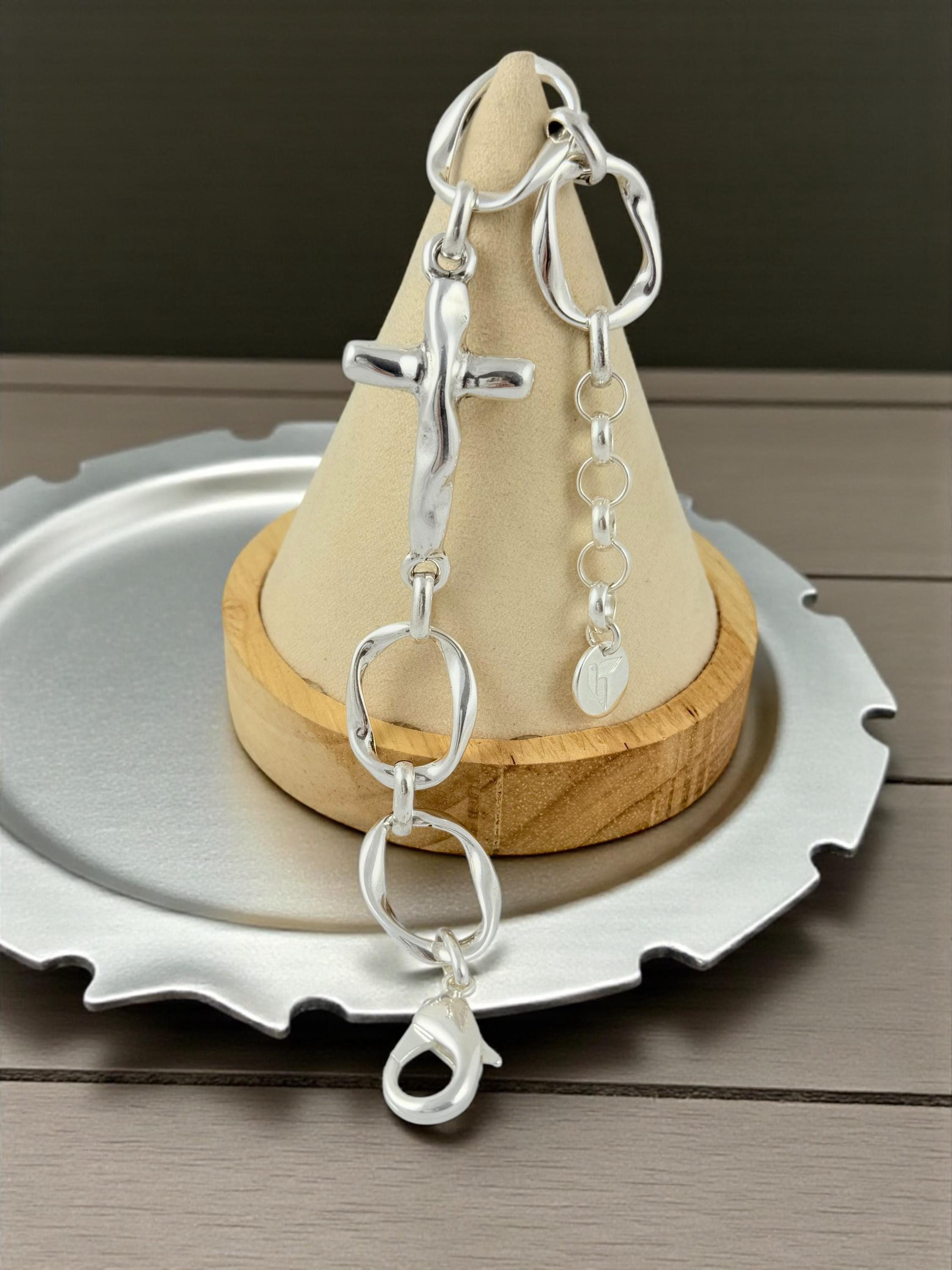 Chunky Hammered Cross Bracelet in Silver – Bold Round-Link Chain – Adjustable Fit – Handmade by Kukuri Jewelry