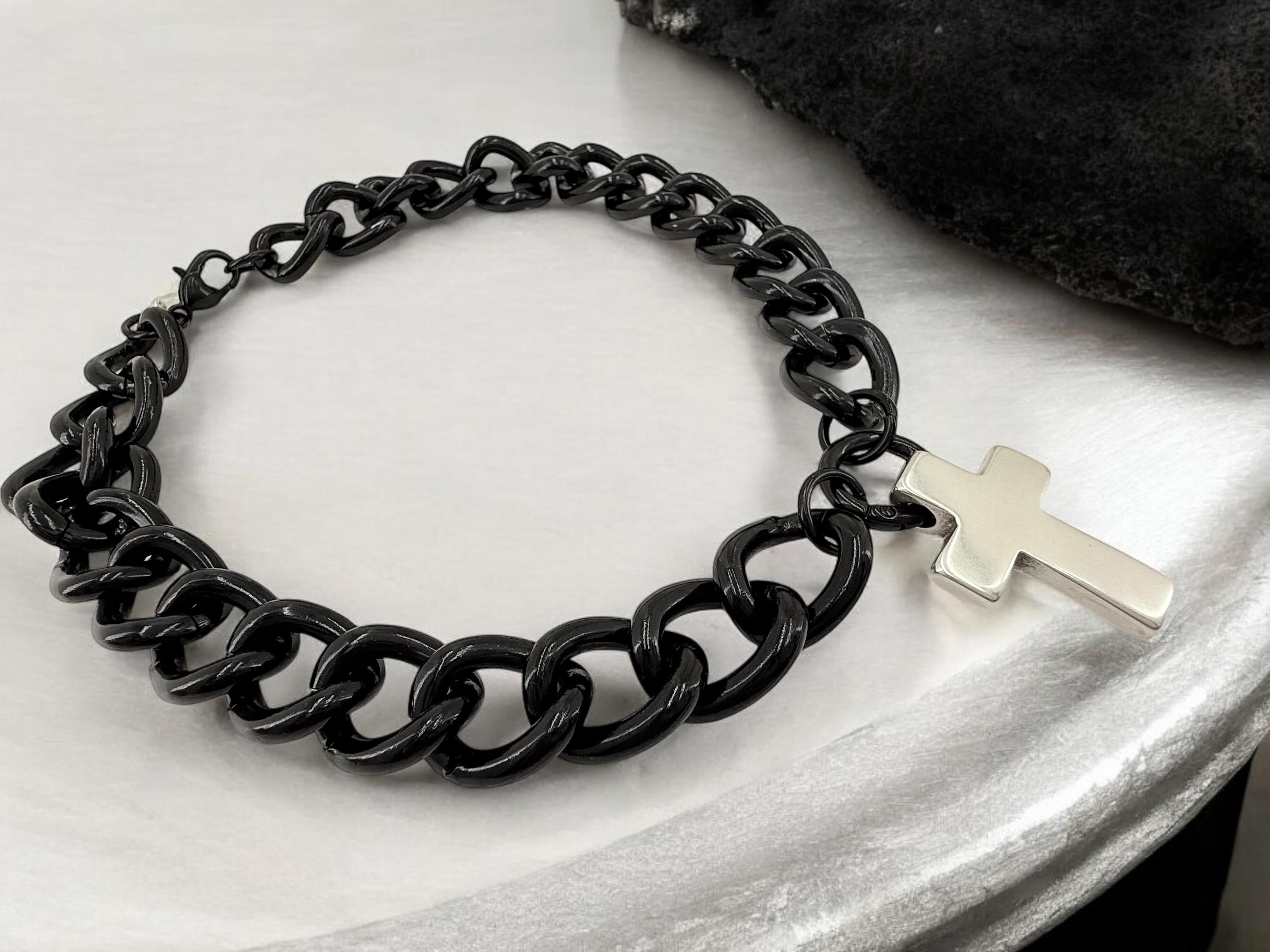 Chunky Black Cuban Chain Necklace – Silver-Plated Cross Pendant – Lightweight Statement blod Jewelry – Handmade Kukuri Jewelry -