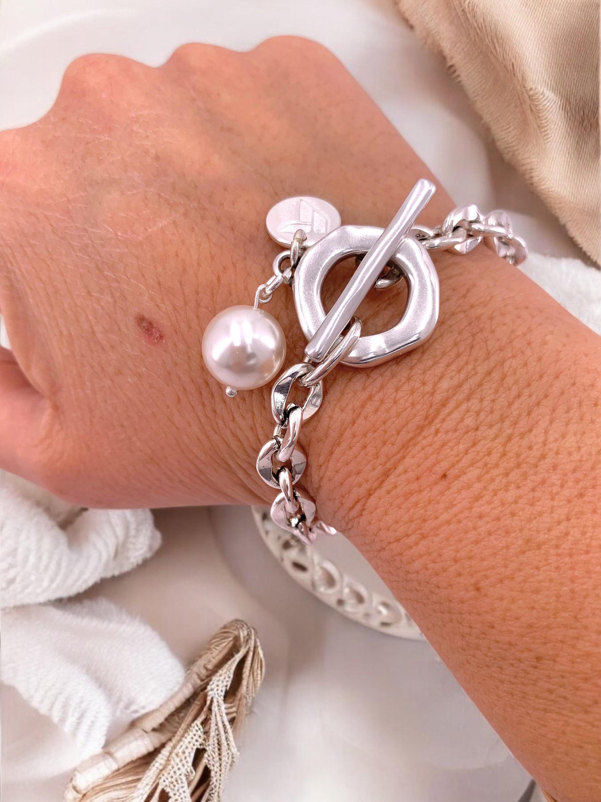 Chunky silver chain toggle bracelet with Swarovski cristal Pearl pendant - custom handmade