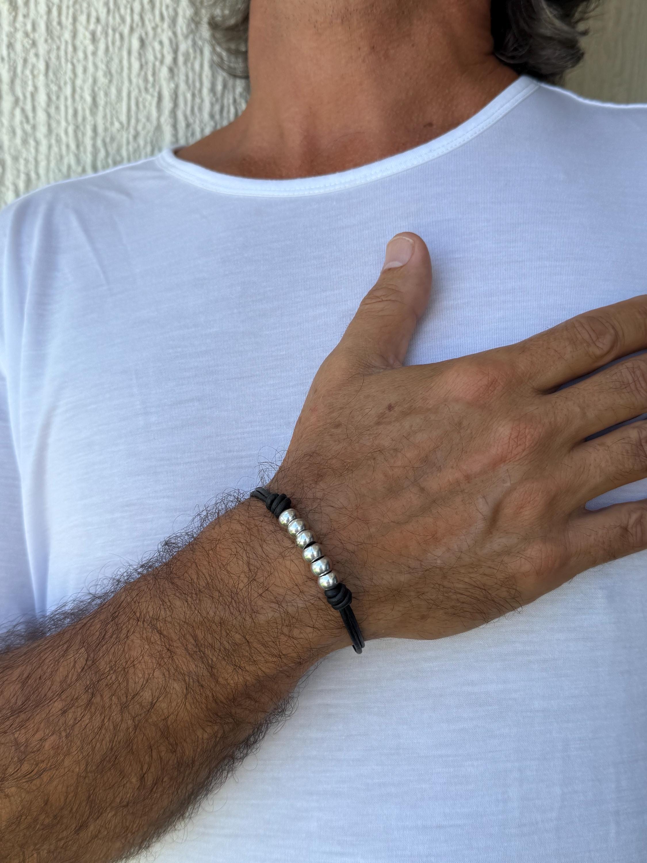 Boho Unisex Leather Bracelet – Silver Beads & Engraved Toggle Clasp – Custom Colors – Handmade Kukuri Jewelry