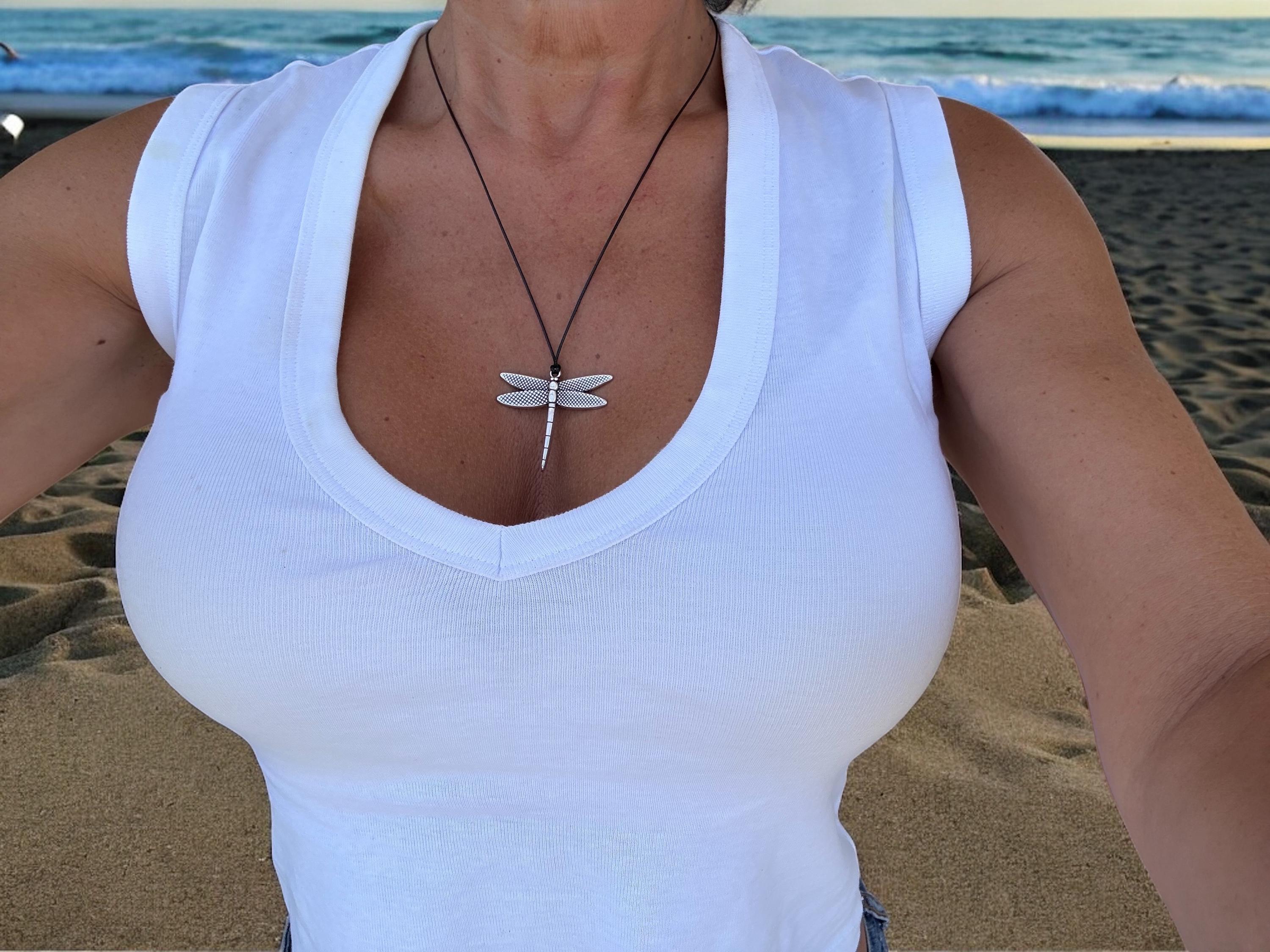 Minimalist snake cord necklace with dragonfly pendant – handmade in zamak with 10-micron silver plating – adjustable length, nature-inspired