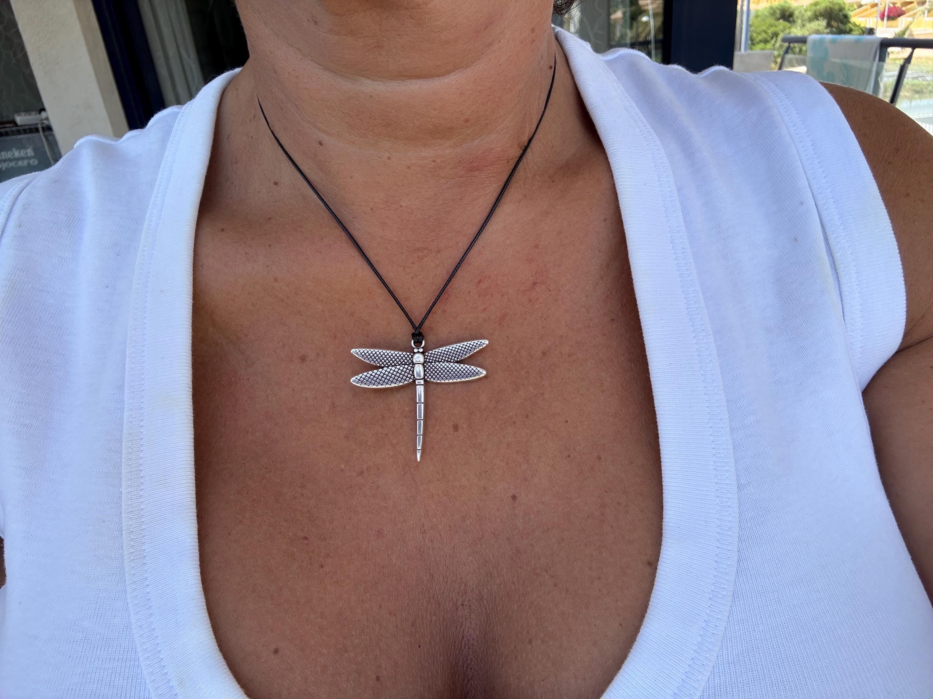 Minimalist snake cord necklace with dragonfly pendant – handmade in zamak with 10-micron silver plating – adjustable length, nature-inspired