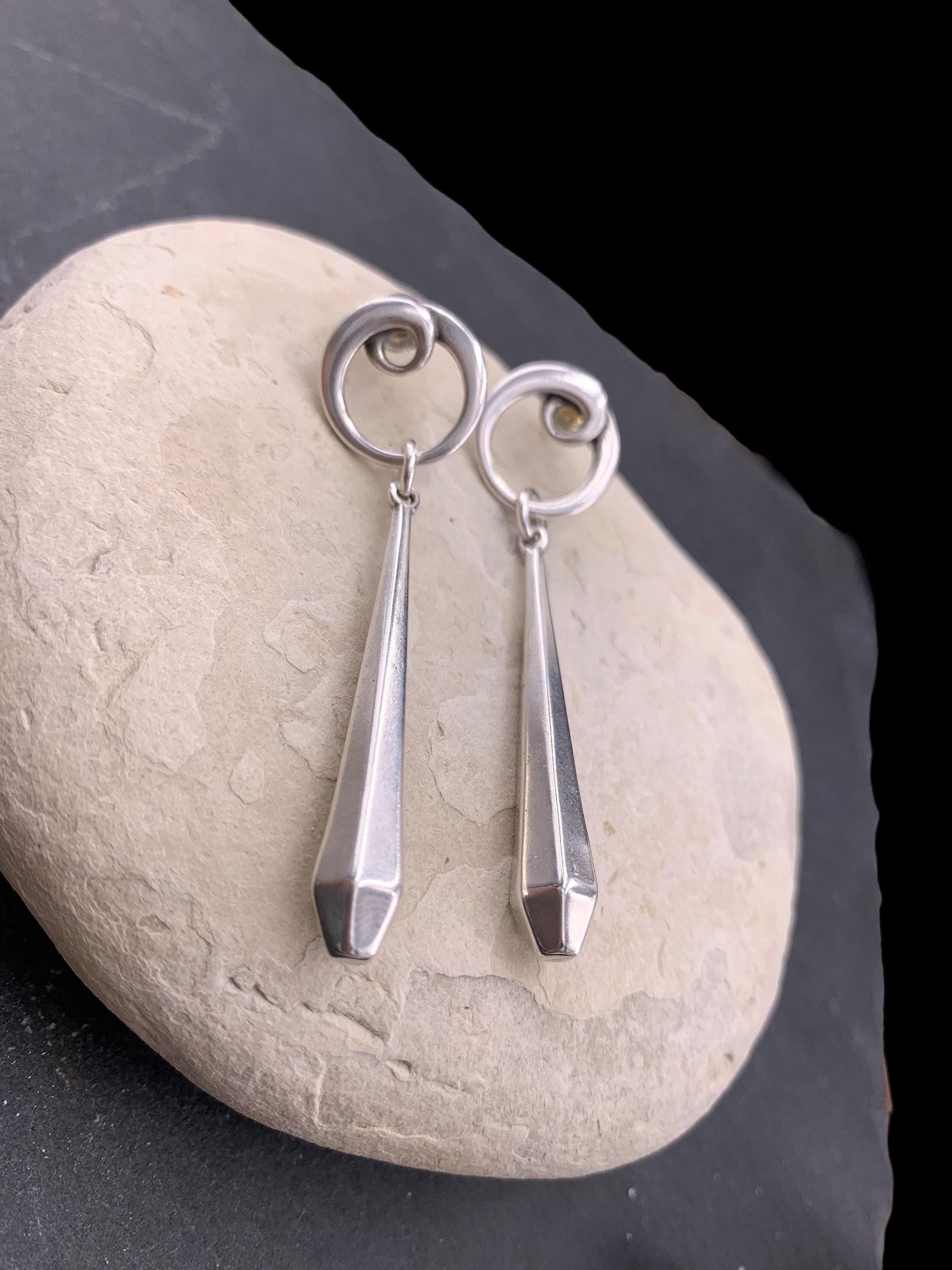 Silver geometric long drop earrings – spiral & faceted design – hypoallergenic – handmade kukuri jewelry