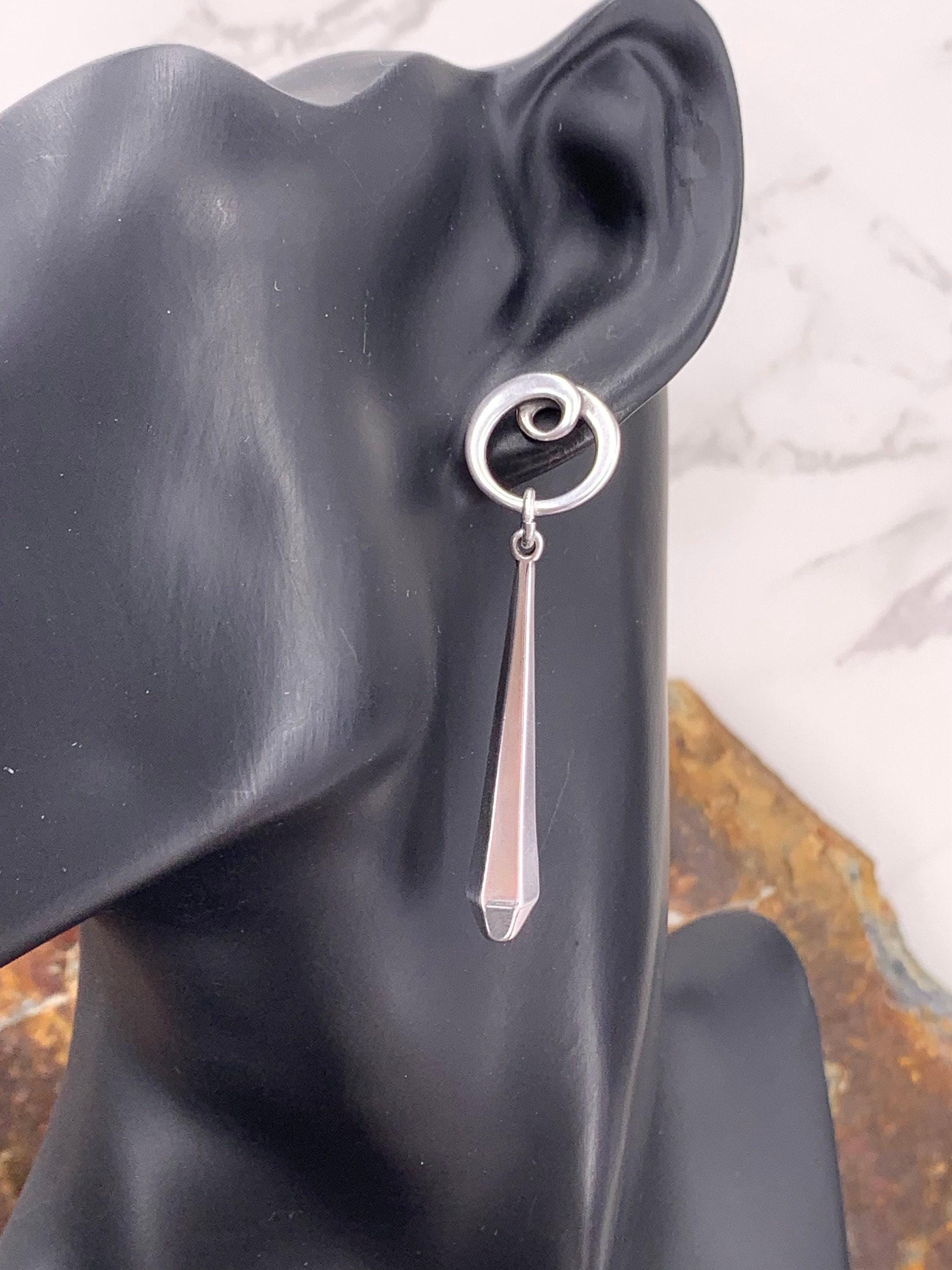 Silver geometric long drop earrings – spiral & faceted design – hypoallergenic – handmade kukuri jewelry