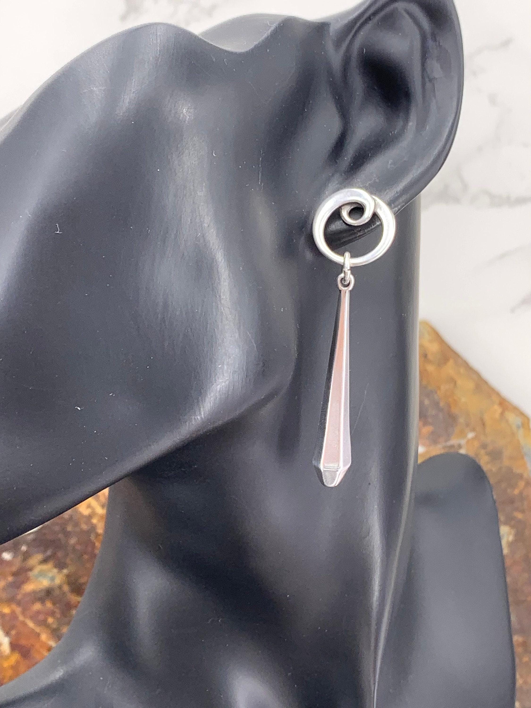 Silver geometric long drop earrings – spiral & faceted design – hypoallergenic – handmade kukuri jewelry
