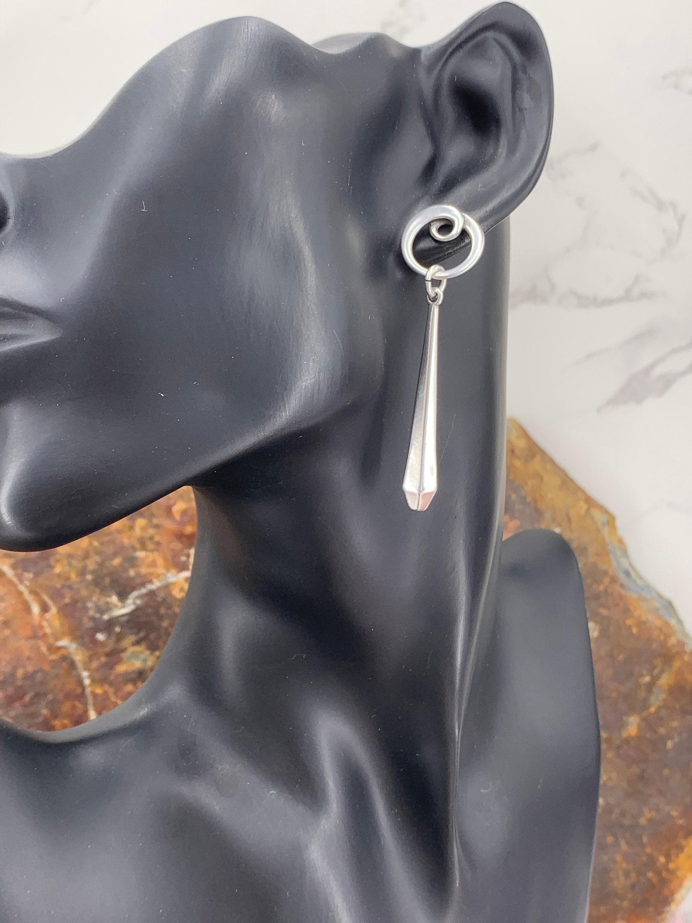 Silver geometric long drop earrings – spiral & faceted design – hypoallergenic – handmade kukuri jewelry