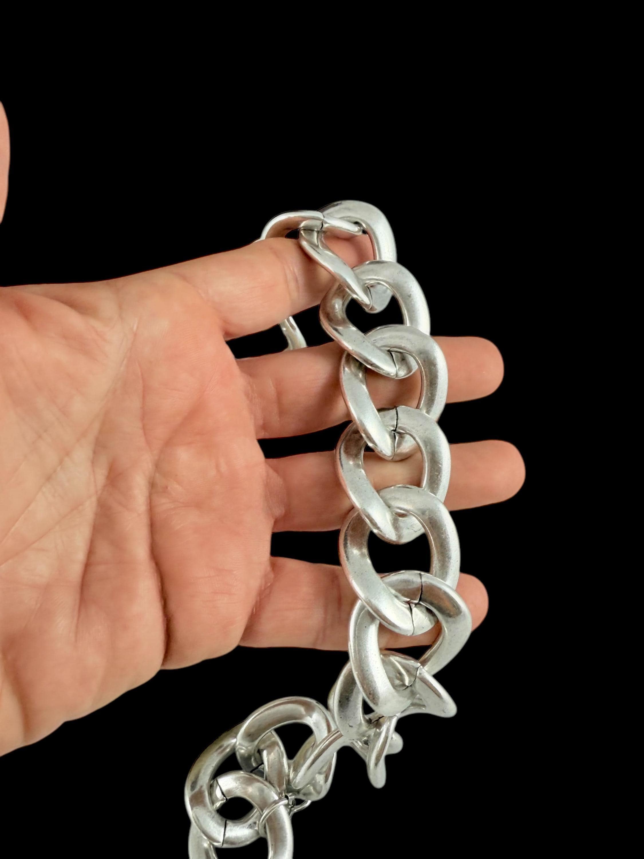 Chunky silver necklace with toggle clasp,