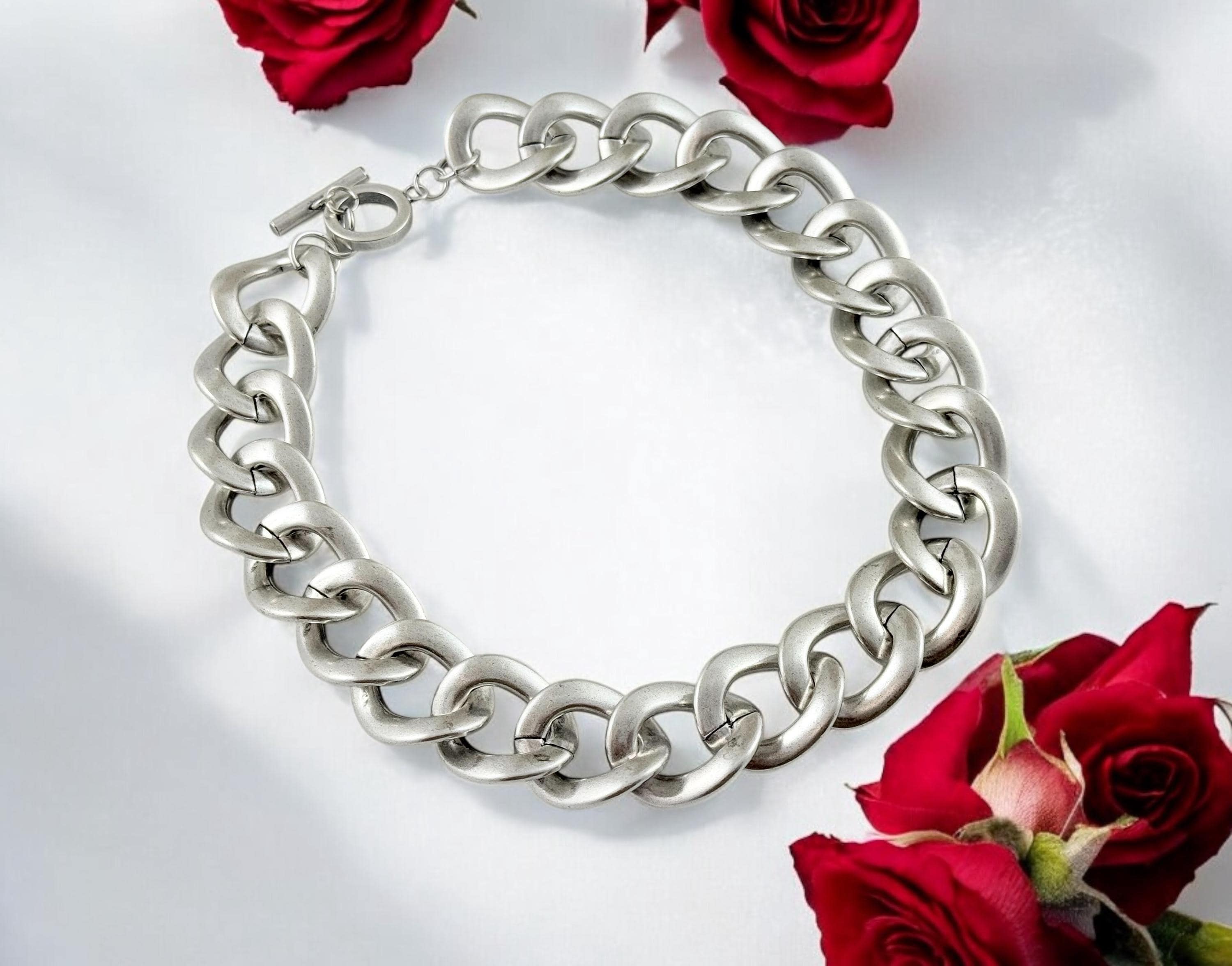 Chunky silver necklace with toggle clasp,