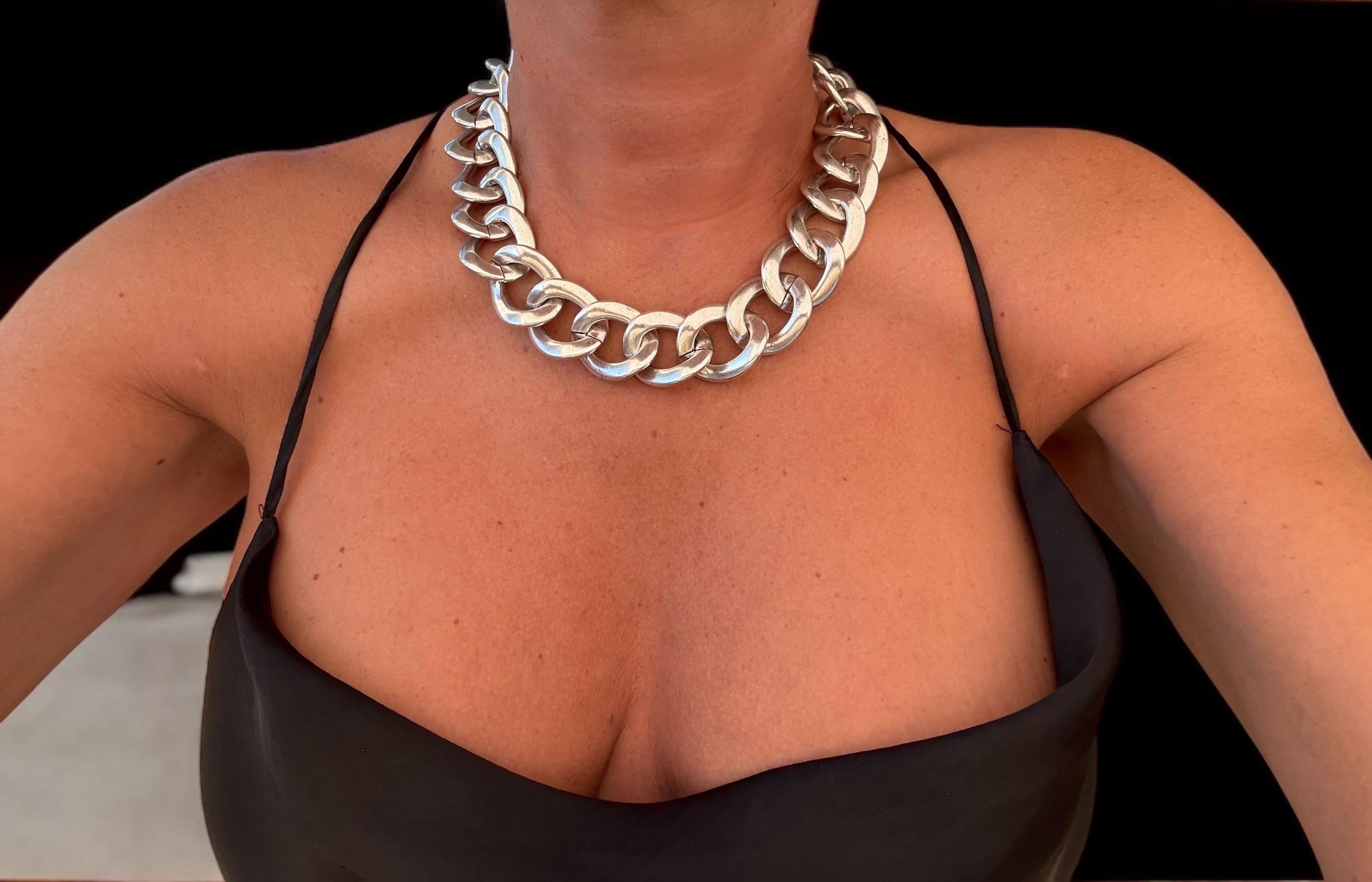 Chunky silver necklace with toggle clasp,