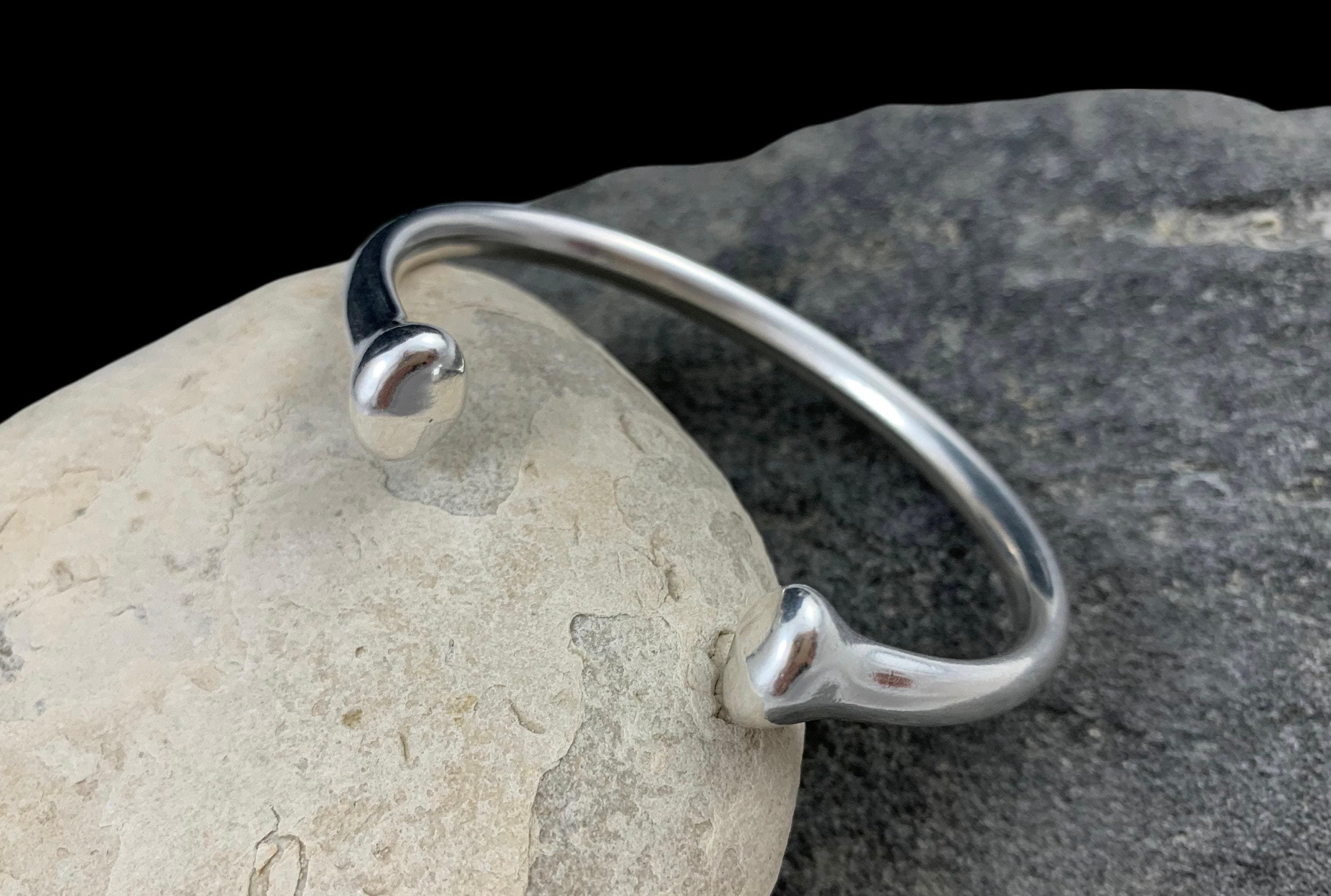 Silver cuff bracelet – unisex vintage open bangle – chunky 80s-inspired design – kukuri jewelry