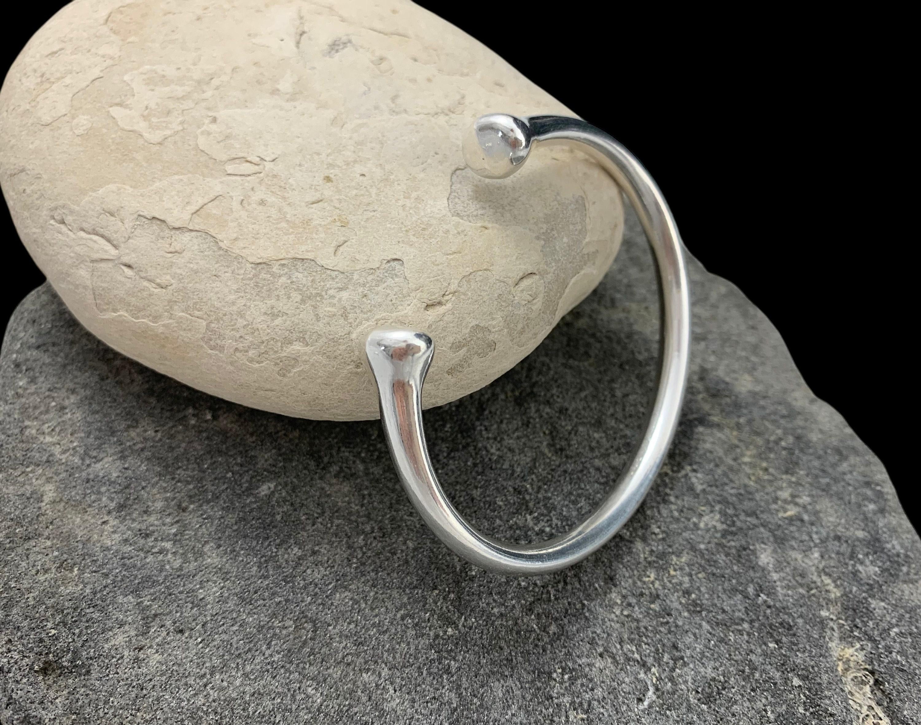 Silver cuff bracelet – unisex vintage open bangle – chunky 80s-inspired design – kukuri jewelry