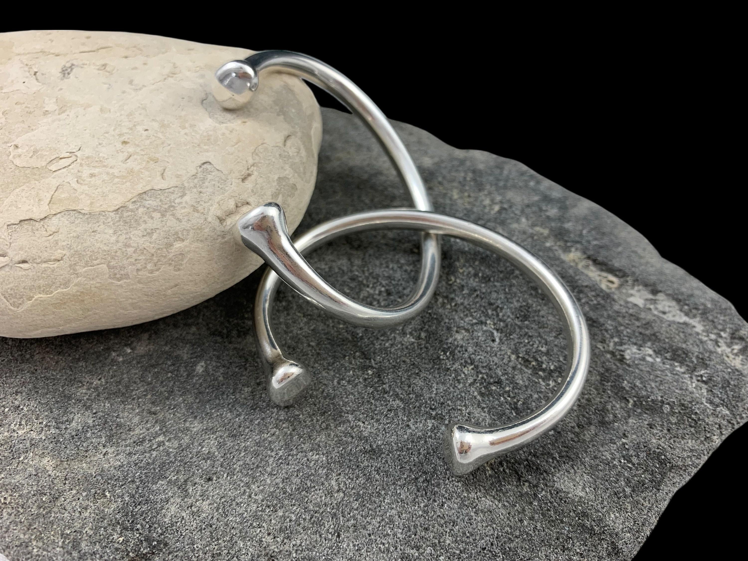 Silver cuff bracelet – unisex vintage open bangle – chunky 80s-inspired design – kukuri jewelry