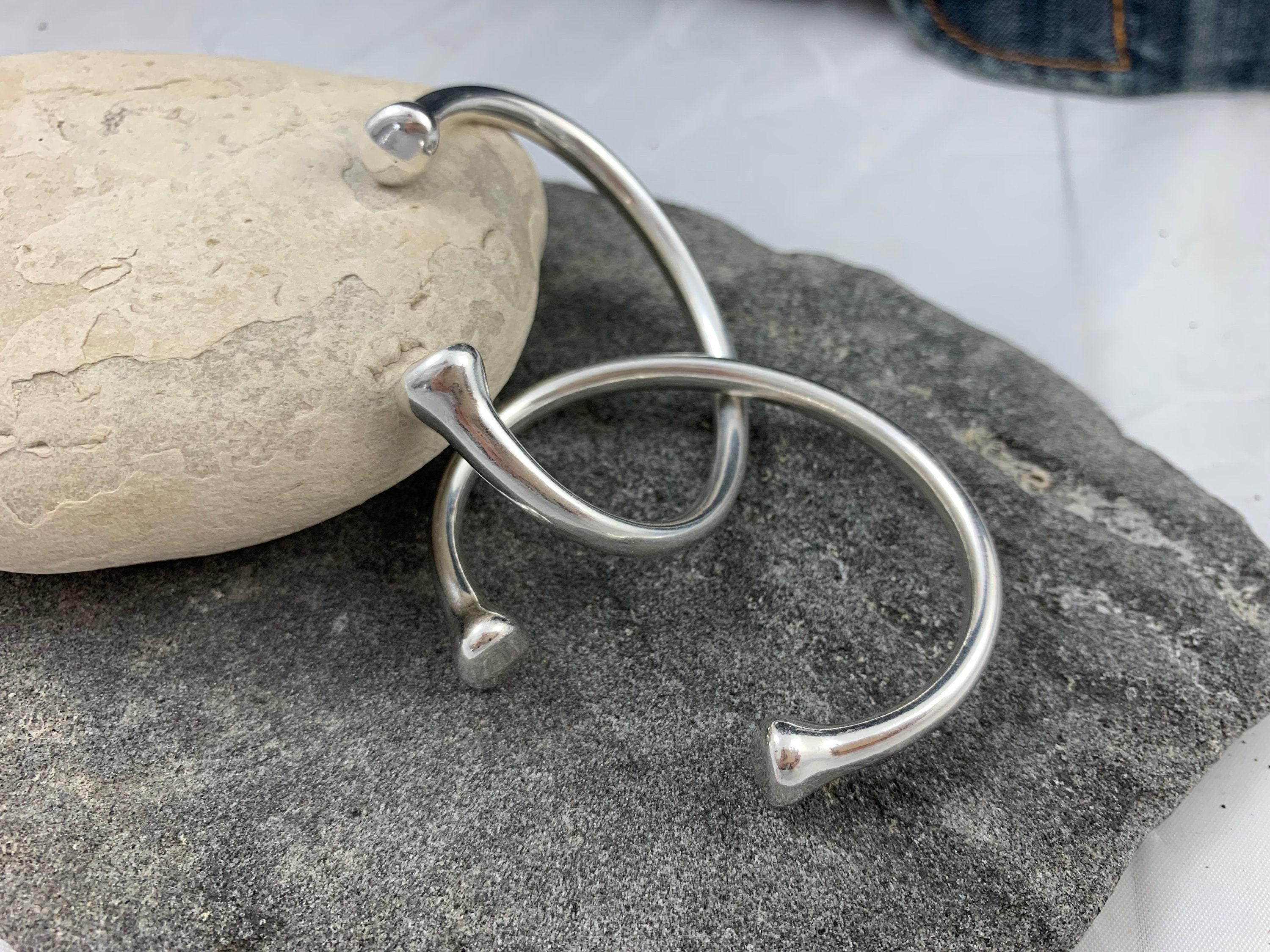 Silver cuff bracelet – unisex vintage open bangle – chunky 80s-inspired design – kukuri jewelry