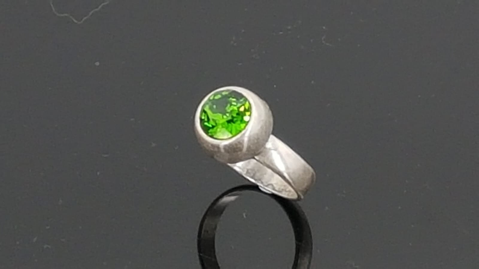 anillo de plata grueso, anillo de cristal verde swarovski, anillo brillante y llamativo, anillo de piedras preciosas, anillo de piedras preciosas verdes vintage,