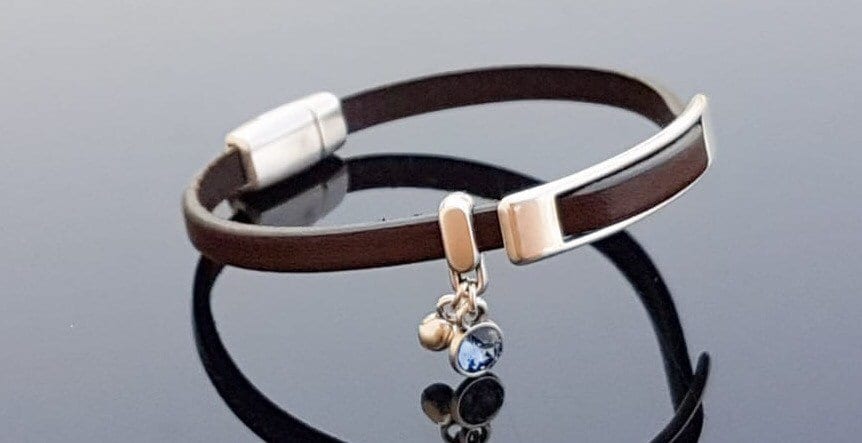 Pulsera de cuero boho, pulsera de plata, joyería de cuero, pulsera de cuero plana, pulsera fina, pulsera con dijes, joyería boho, brazalete de cuero