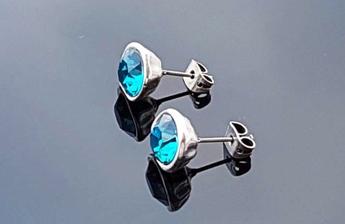 silver earrings with Swarovski crystal, bright and striking earrings, silver earrings, short stud earrings, statement shiny earrings,