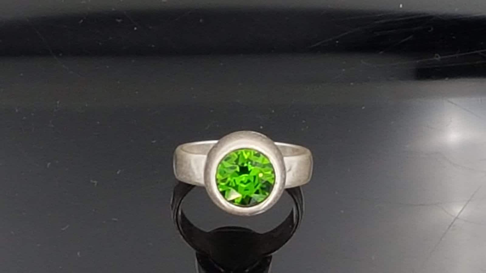 anillo de plata grueso, anillo de cristal verde swarovski, anillo brillante y llamativo, anillo de piedras preciosas, anillo de piedras preciosas verdes vintage,