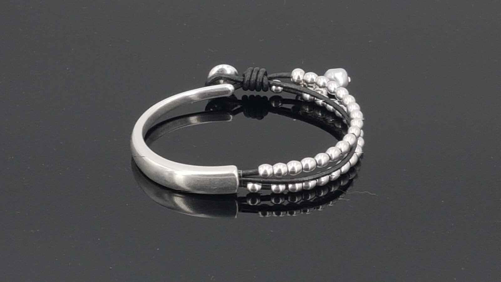 Pulsera de puño para mujer, pulsera de cuero con cuentas de plata, pulsera de encanto Swarovski, pulsera de envoltura de cuero, pulsera de plata con cuentas boho, regalo