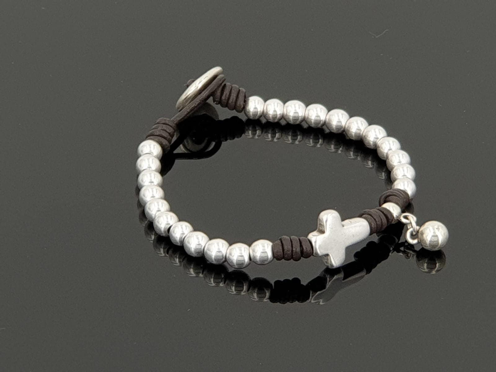 Pulsera de cuentas de plata de cuero, pulsera de cuentas cruzadas, pulsera boho, pulsera de mujer de cuero, pulsera de cuero con cuentas de plata, encanto de cruz