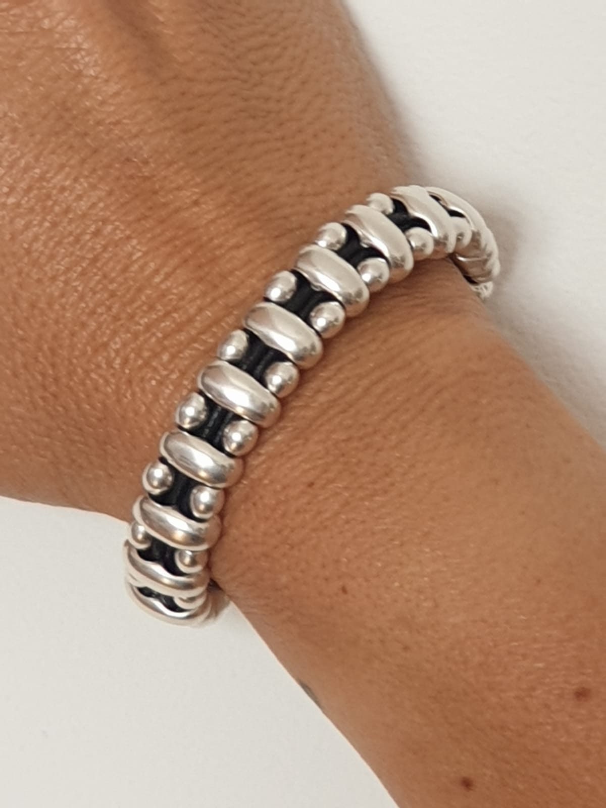 pulsera de plata gruesa, brazalete con cuentas de plata, brazalete de metal, estilo, pulsera audaz, pulsera curva, pulsera brutalista, brazalete pesado