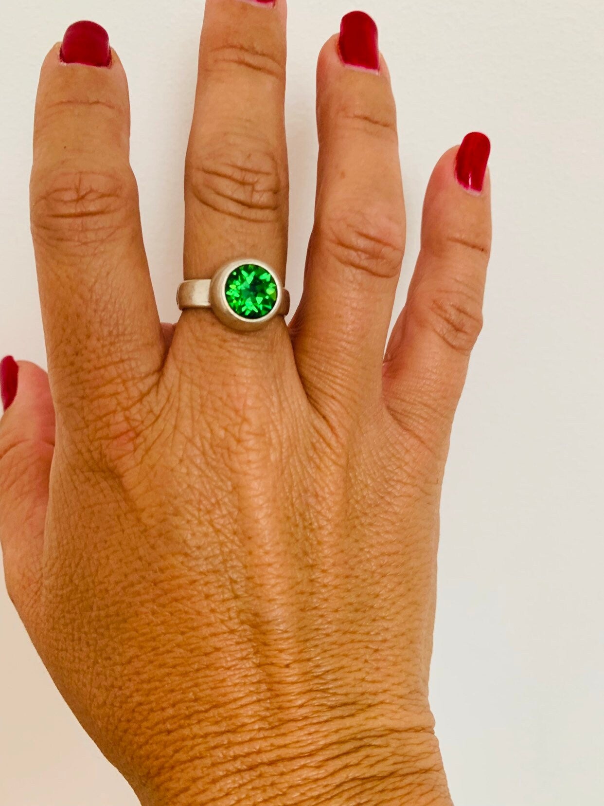 anillo de plata grueso, anillo de cristal verde swarovski, anillo brillante y llamativo, anillo de piedras preciosas, anillo de piedras preciosas verdes vintage,