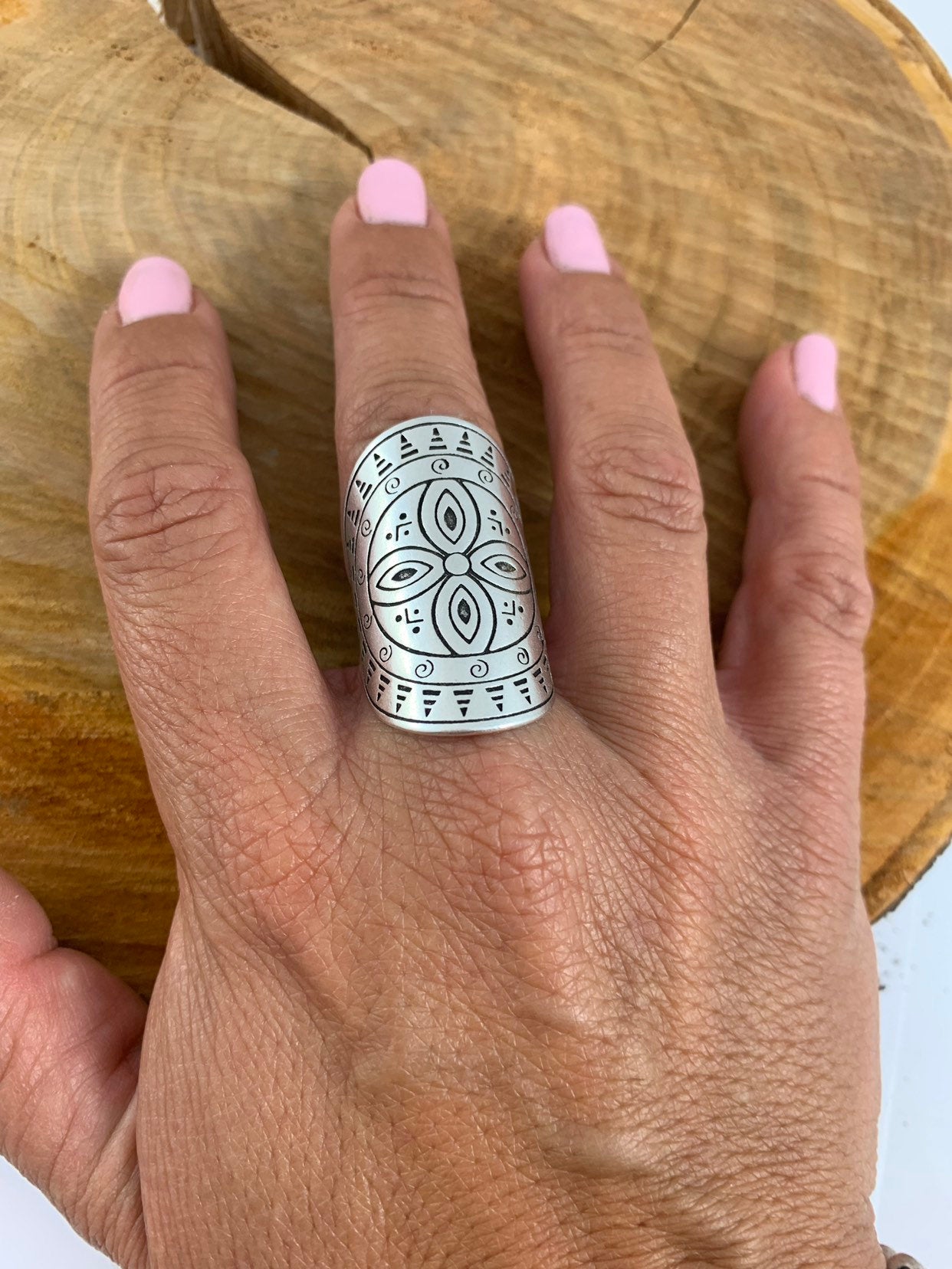 Anillo ancho de plata, anillo Mandala grabado, anillo de plata grueso, anillo de declaración, anillo tribal, anillo de gran tamaño, anillo boho, anillo de banda abierta, regalo