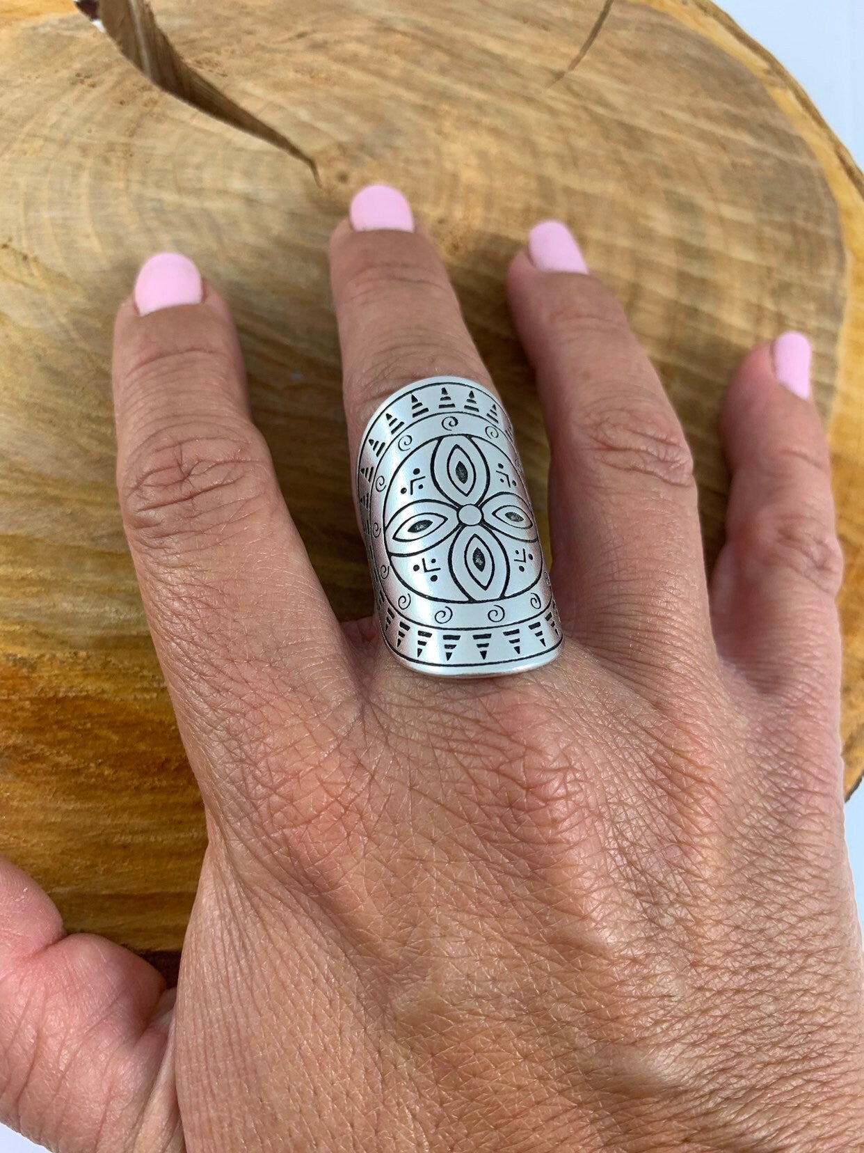 Anillo ancho de plata, anillo Mandala grabado, anillo de plata grueso, anillo de declaración, anillo tribal, anillo de gran tamaño, anillo boho, anillo de banda abierta, regalo