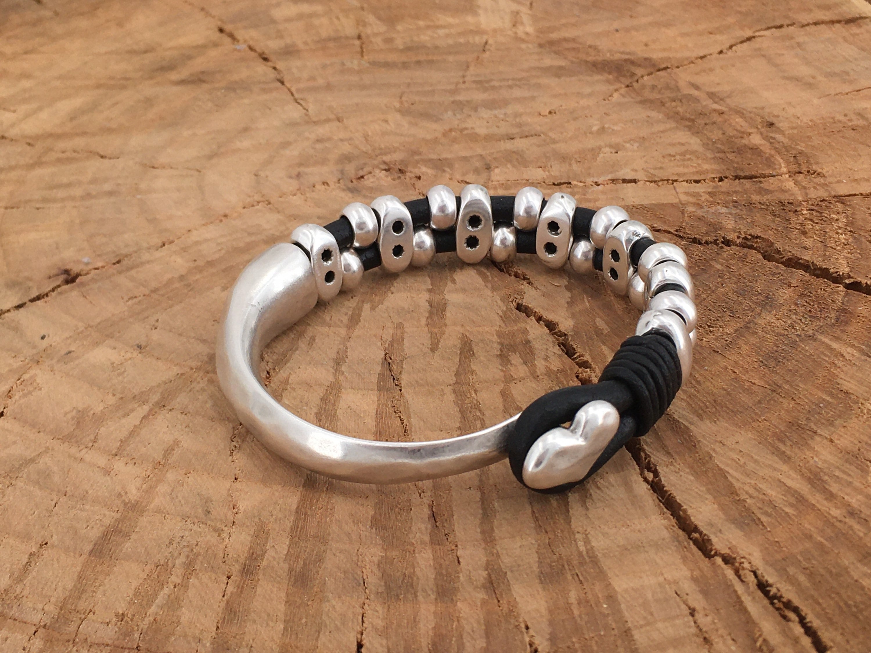 Woman leather boho Bracelet, wrap bracelet, boho bracelet, silver beads bracelet, leather silver beaded , rock bracelet, Uno de 50 style