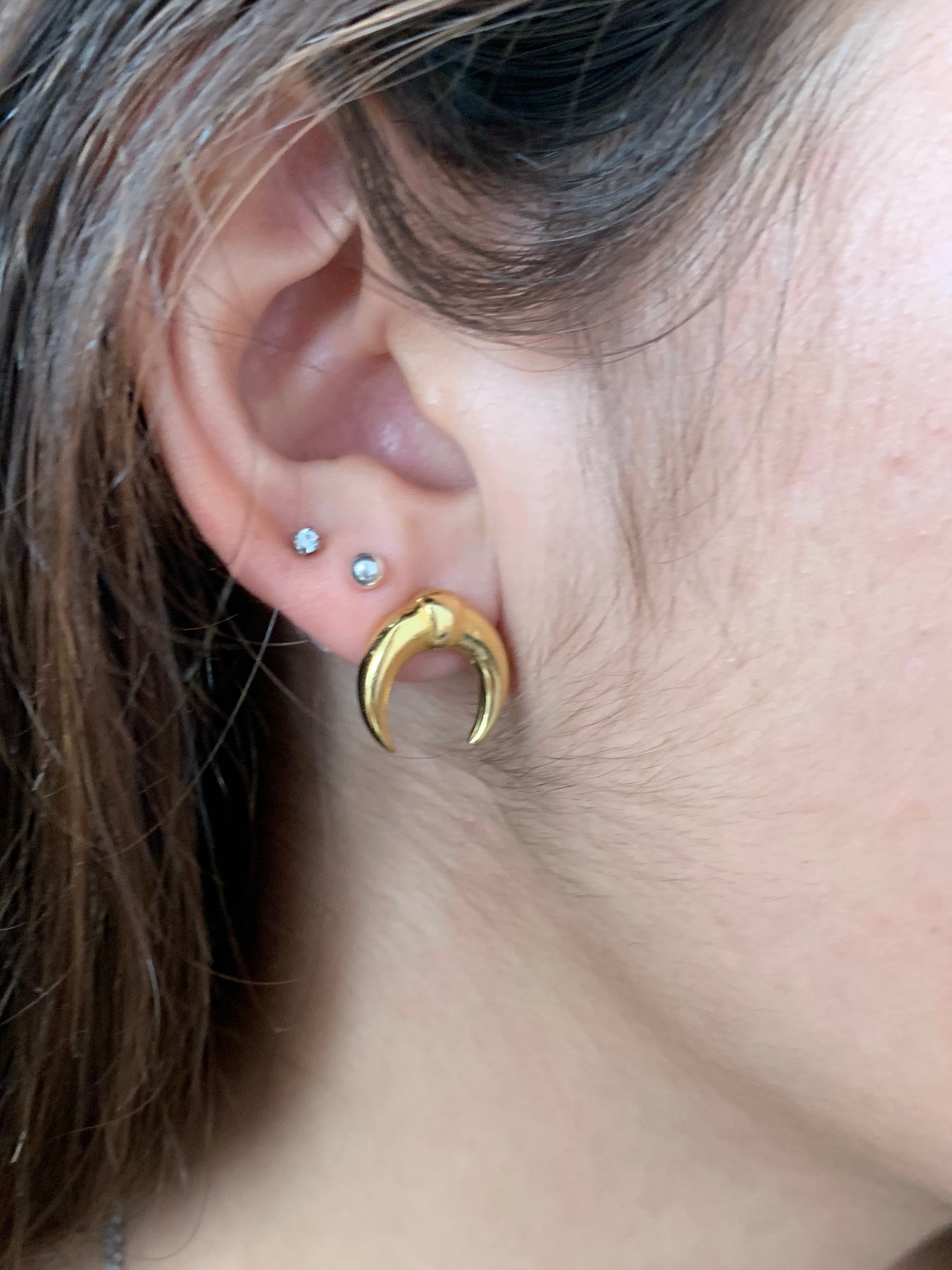 Pequeños pendientes de cuerno de tauro de todos los días, delicados pendientes de media luna de plata, pendientes de cuerno de Tauro de oro, pendientes tribales, pendiente de mujer,