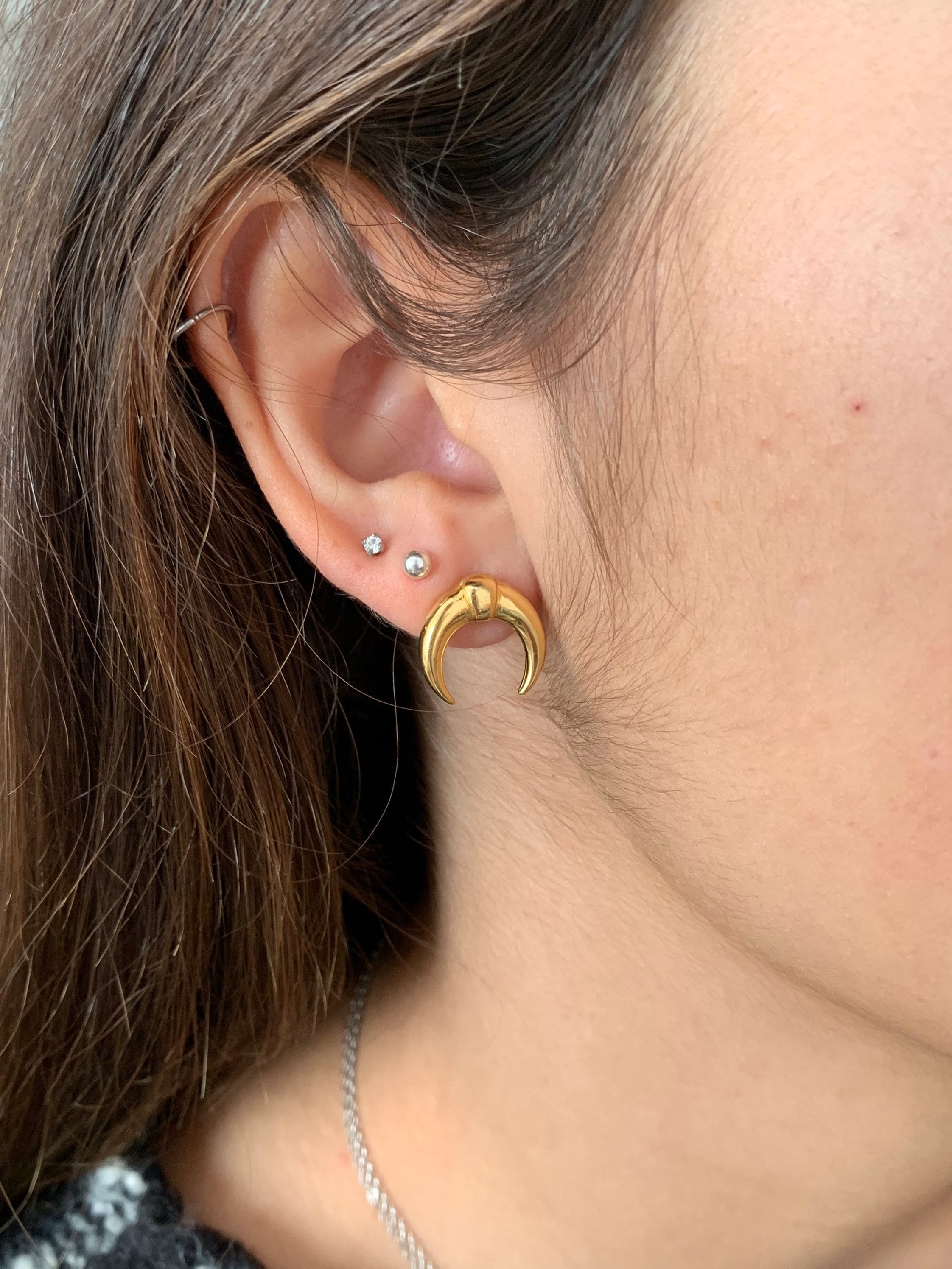 Pequeños pendientes de cuerno de tauro de todos los días, delicados pendientes de media luna de plata, pendientes de cuerno de Tauro de oro, pendientes tribales, pendiente de mujer,