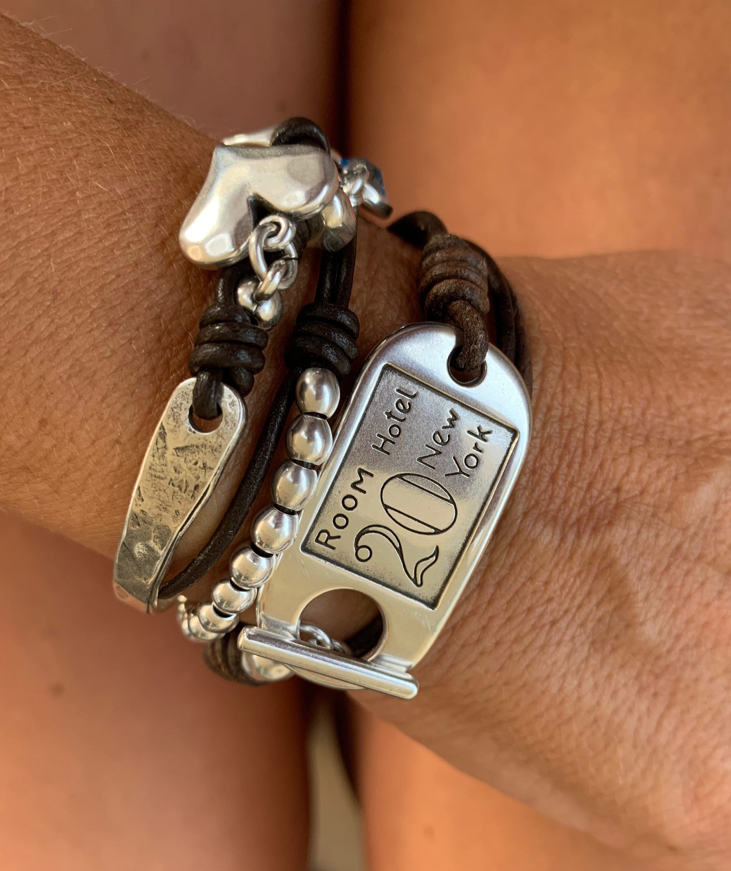 Pulsera de cuero boho, pulsera de cuero envolvente, pulsera de plata con cierre de palanca de tarjeta de identificación, joyería boho, joyería de cuero, joyería de todos los días