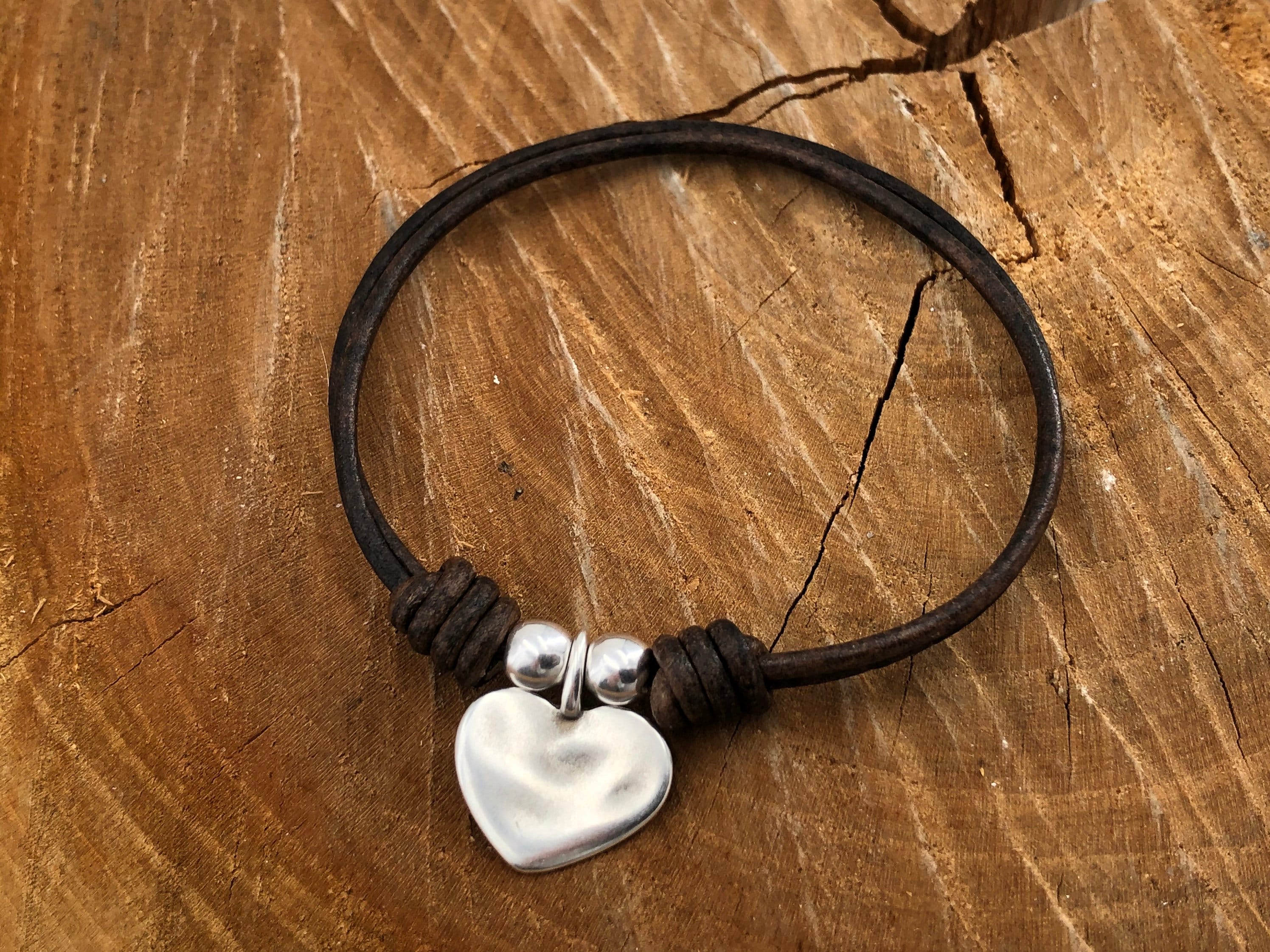 pulsera de cuero nudos de encanto de disco de plata, pulsera de cuero minimalista, pulsera de encantos de plata, pulsera boho, pulsera de corazón, regalo