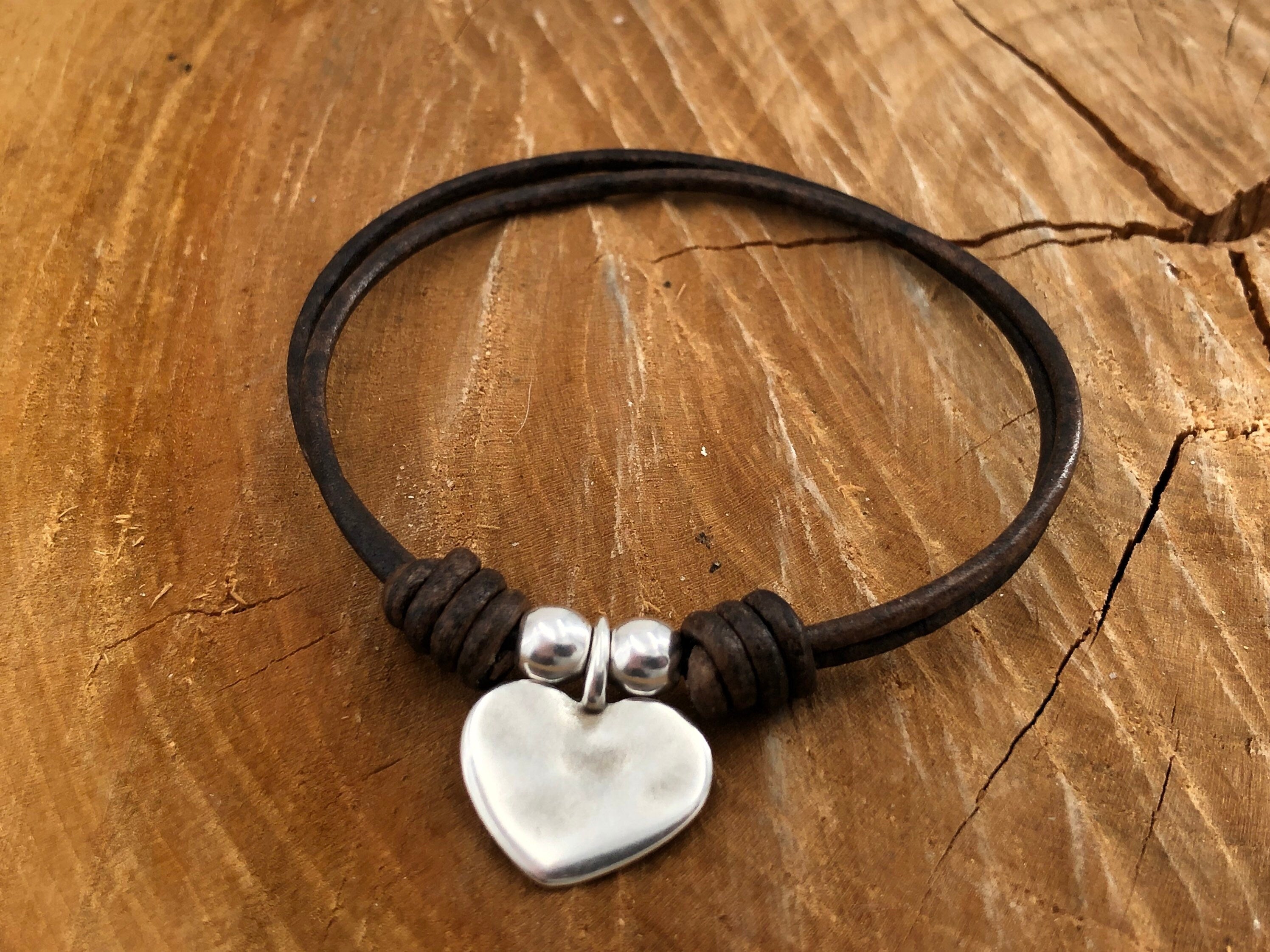 pulsera de cuero nudos de encanto de disco de plata, pulsera de cuero minimalista, pulsera de encantos de plata, pulsera boho, pulsera de corazón, regalo