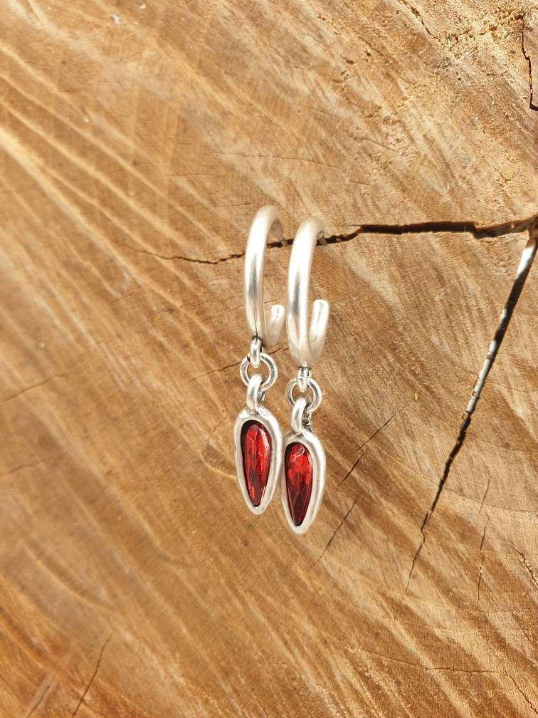 Pendientes aro boho plata y cristal, pendientes swarovski, pendientes aro plata, pendientes boho cristal, , pendientes rojos,