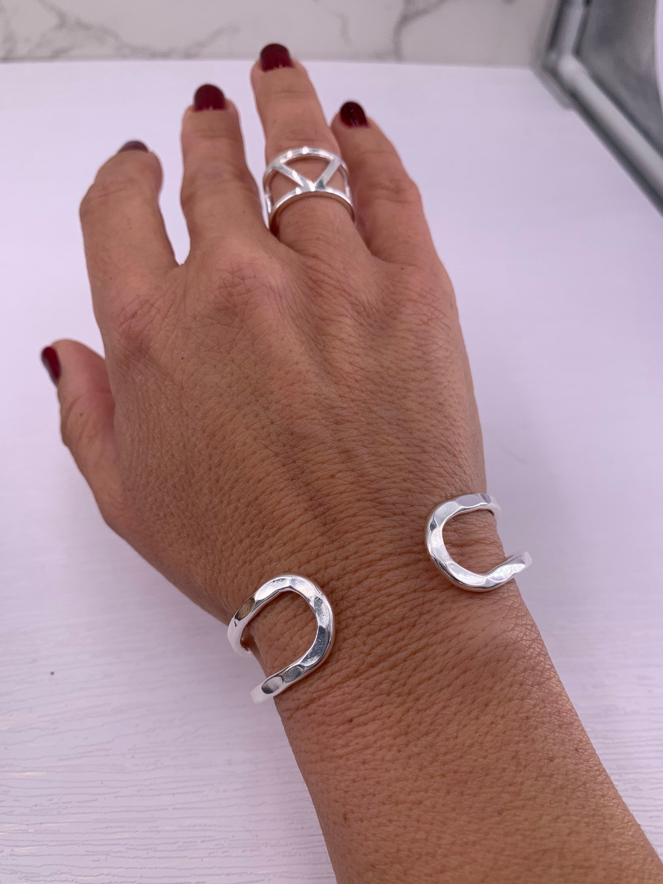 Pulsera de puño de plata, brazalete de plata de doble banda, pulsera de plata ajustable, pulsera de puño martillado, pulsera rígida martillada, brazalete de plata