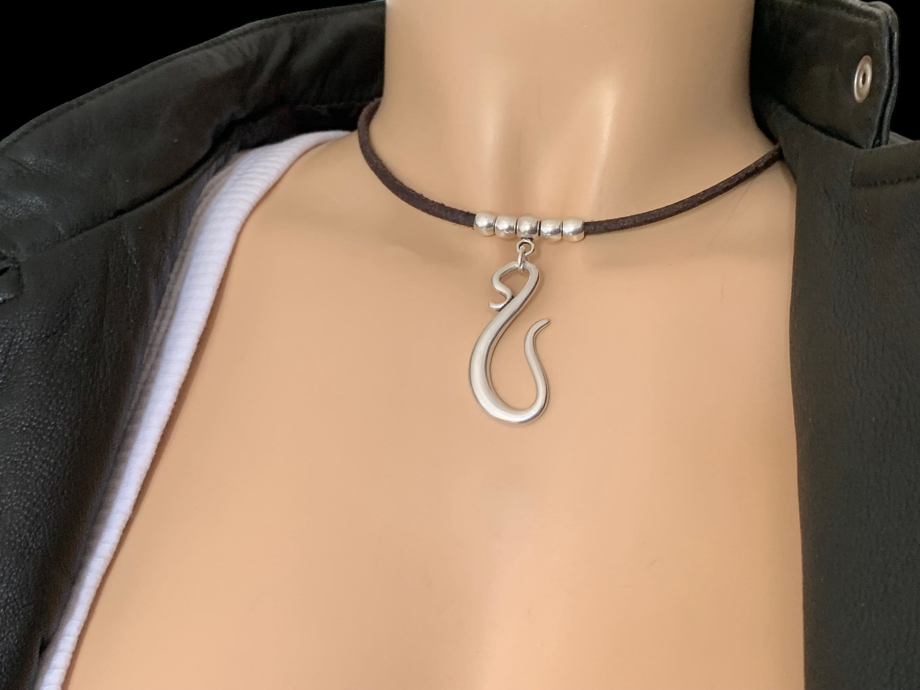 Gargantilla colgante de plata de cuero, collar colgante de serpiente, gargantilla de plata minimalista, gargantilla boho, gargantilla de cordón minimalista, gargantilla con cuentas de plata