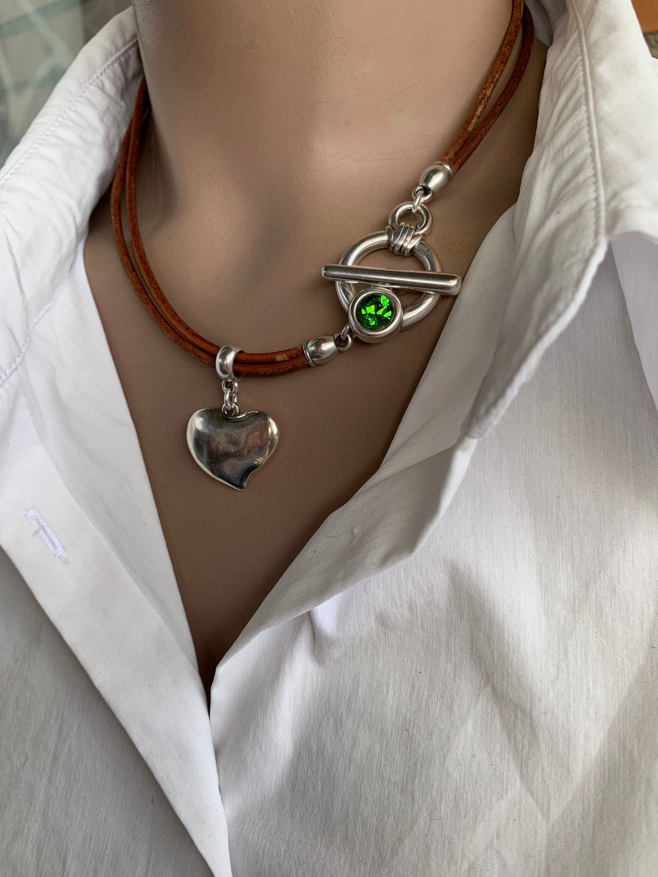 gargantilla de cuero boho, collar de cuero, collar de cierre de palanca, gargantilla con colgante de corazón, estilo, joyería de cuero de todos los días, regalarla