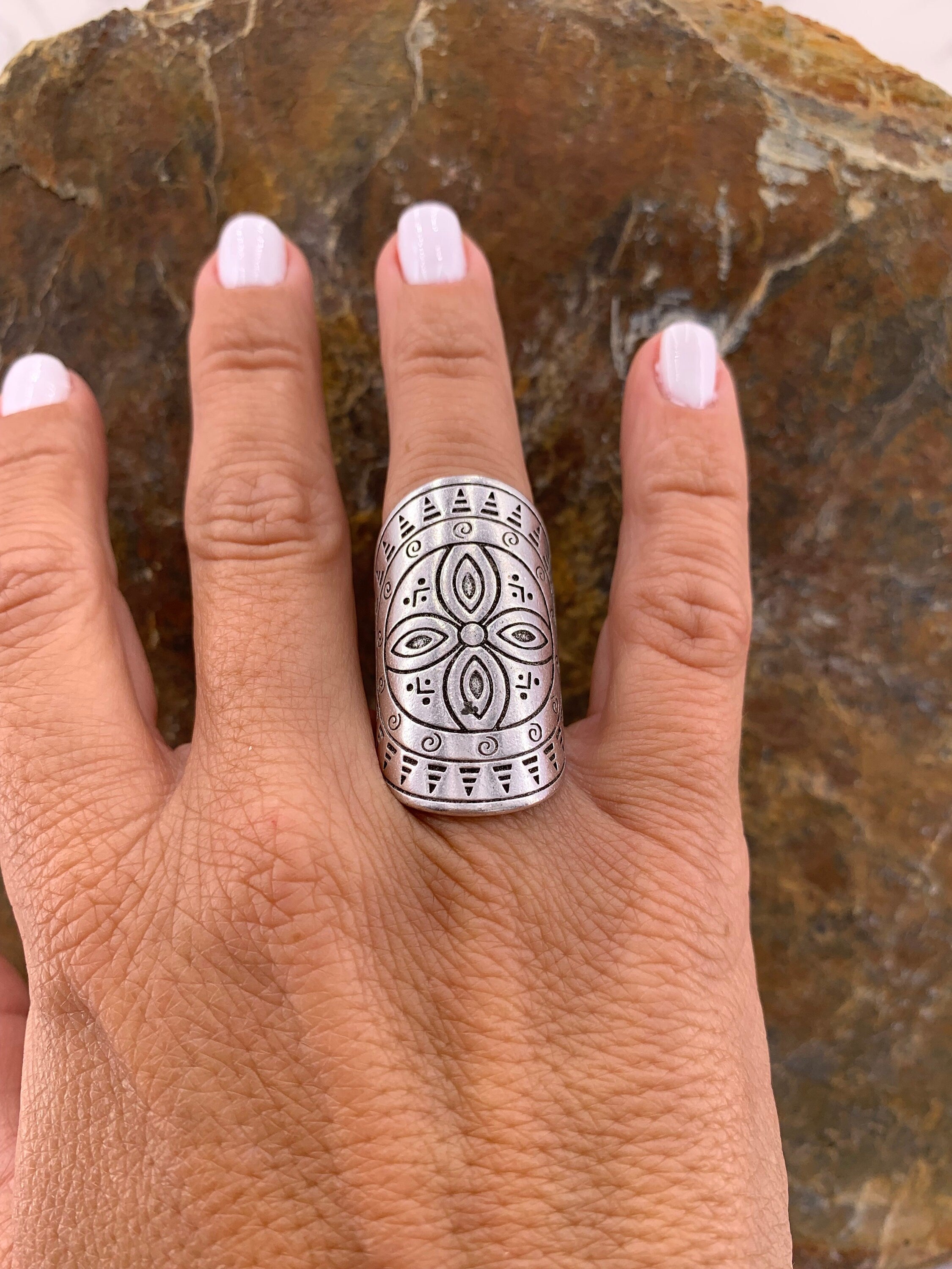 Anillo ancho de plata, anillo Mandala grabado, anillo de plata grueso, anillo de declaración, anillo tribal, anillo de gran tamaño, anillo boho, anillo de banda abierta, regalo