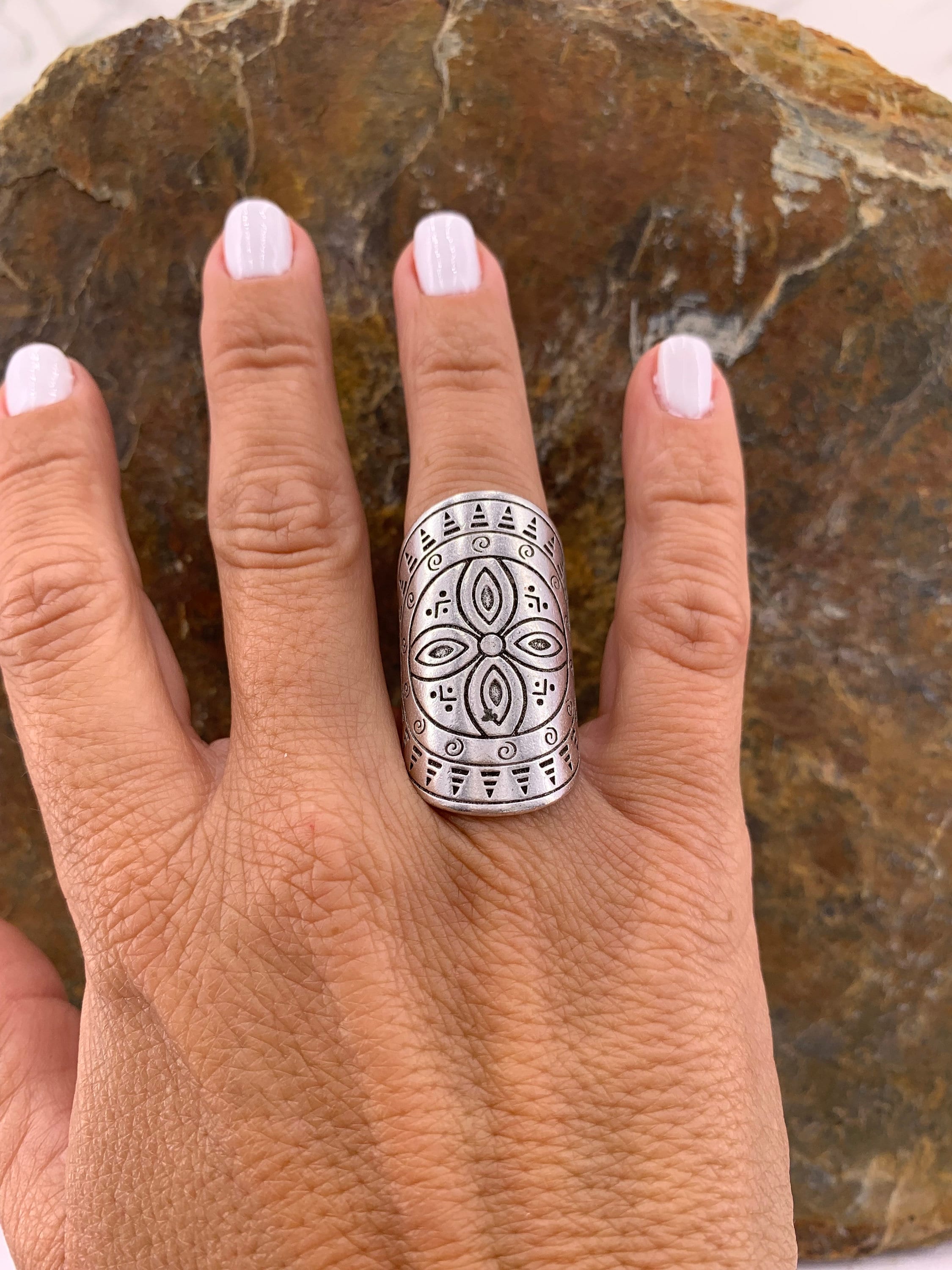 Anillo ancho de plata, anillo Mandala grabado, anillo de plata grueso, anillo de declaración, anillo tribal, anillo de gran tamaño, anillo boho, anillo de banda abierta, regalo