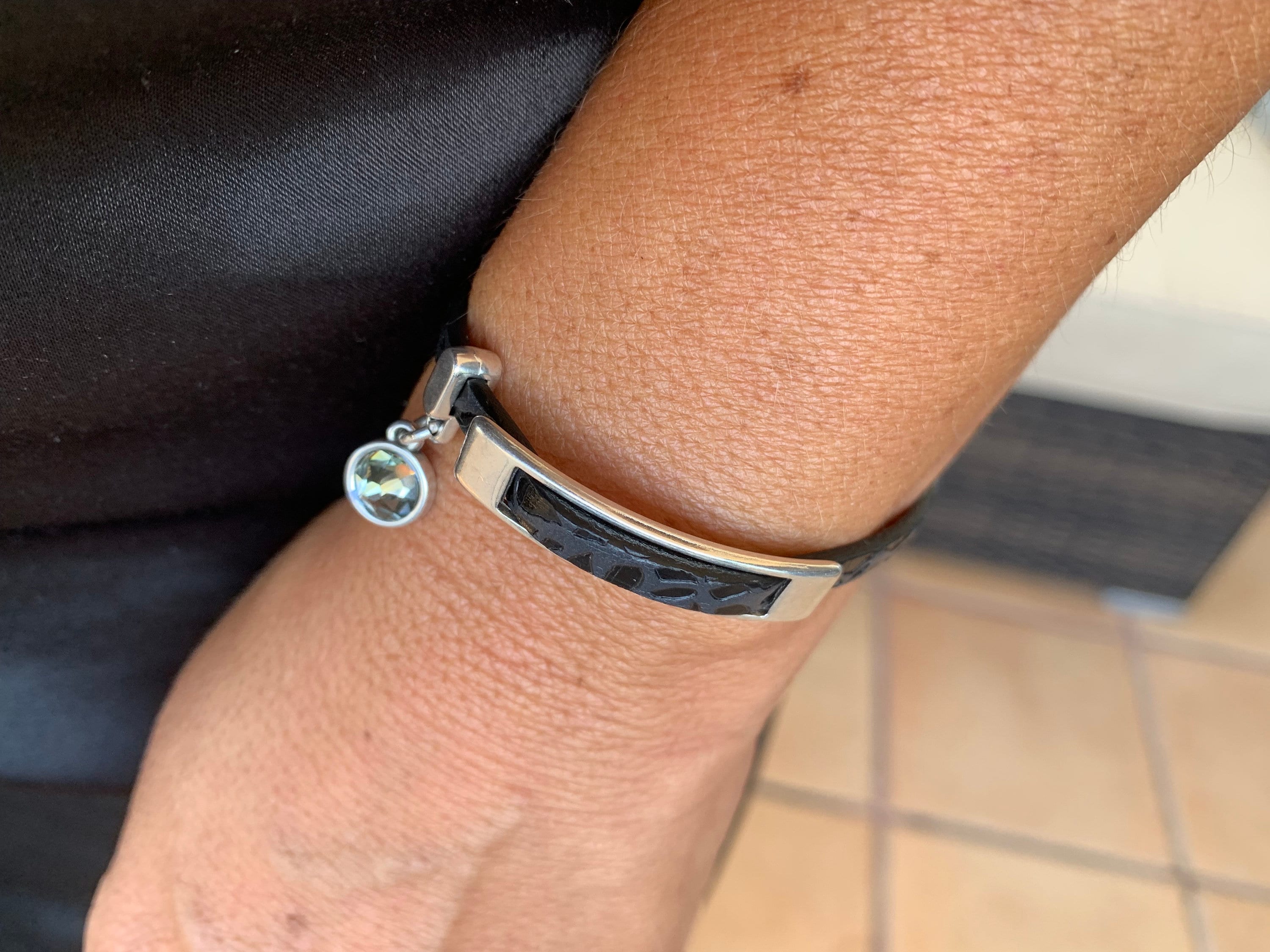 Pulsera de cuero boho, pulsera de plata, joyería de cuero, pulsera de cuero plana, pulsera fina, pulsera con dijes, joyería boho, brazalete de cuero