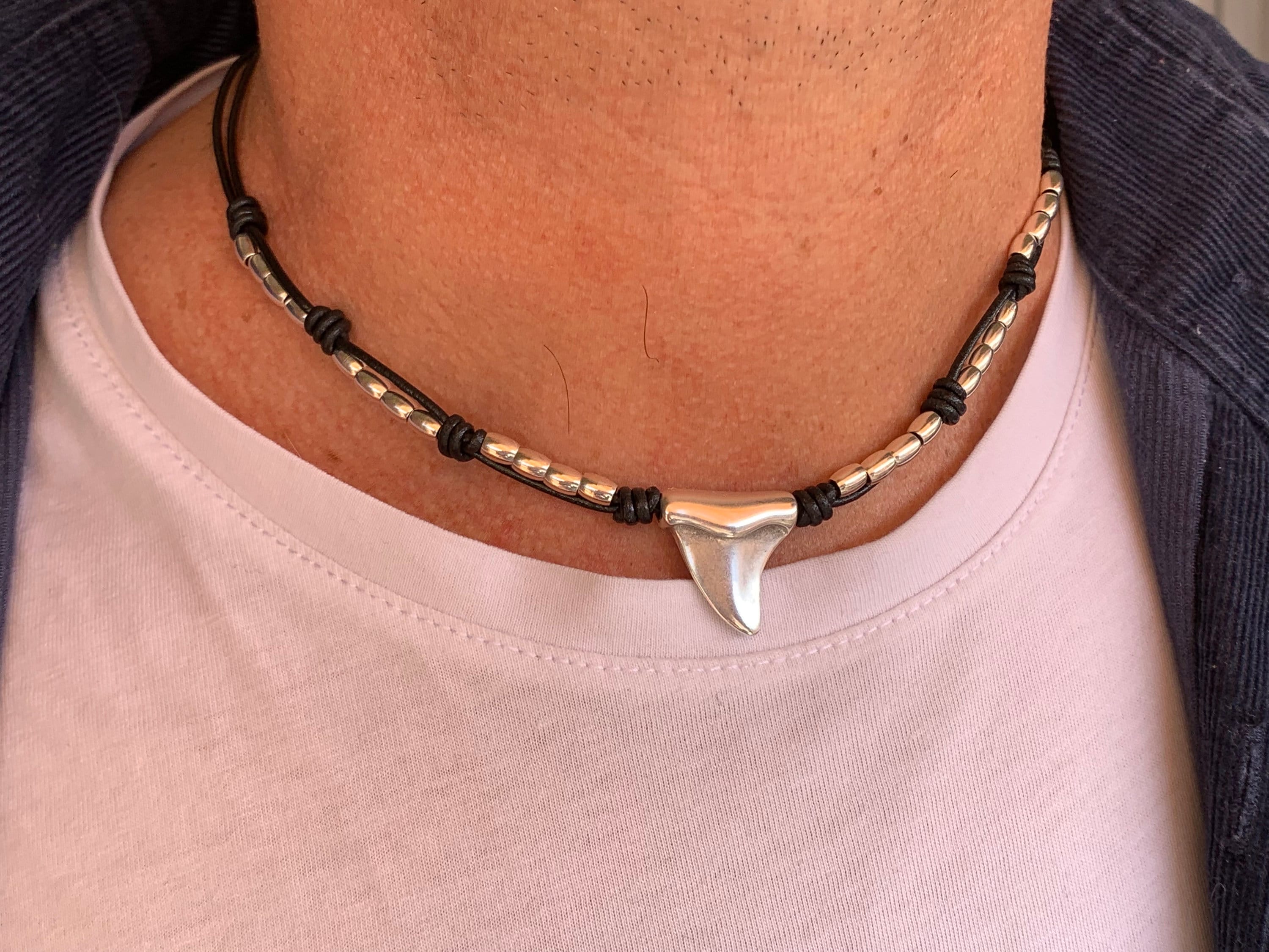 Collar de cuero para hombre, collar de cuero con cuentas, collar de dientes de tiburón, regalo para hombre. Joyería para hombre, collar bohemio, joyería de cuero.