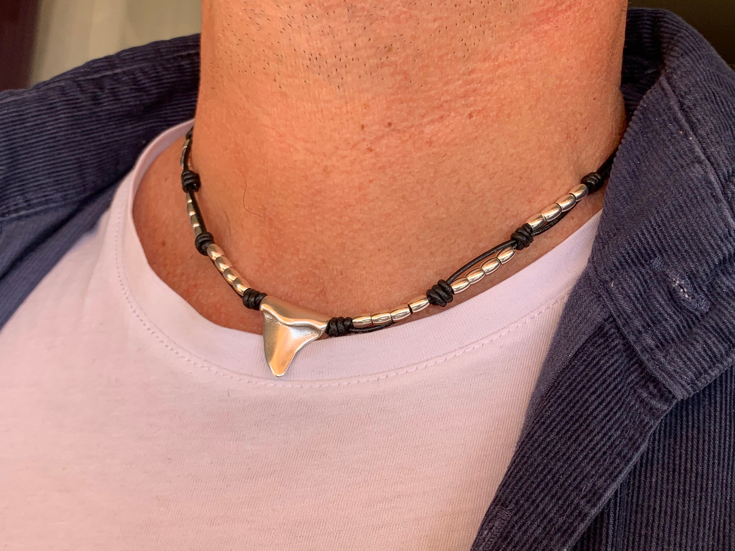 Collar de cuero para hombre, collar de cuero con cuentas, collar de dientes de tiburón, regalo para hombre. Joyería para hombre, collar bohemio, joyería de cuero.