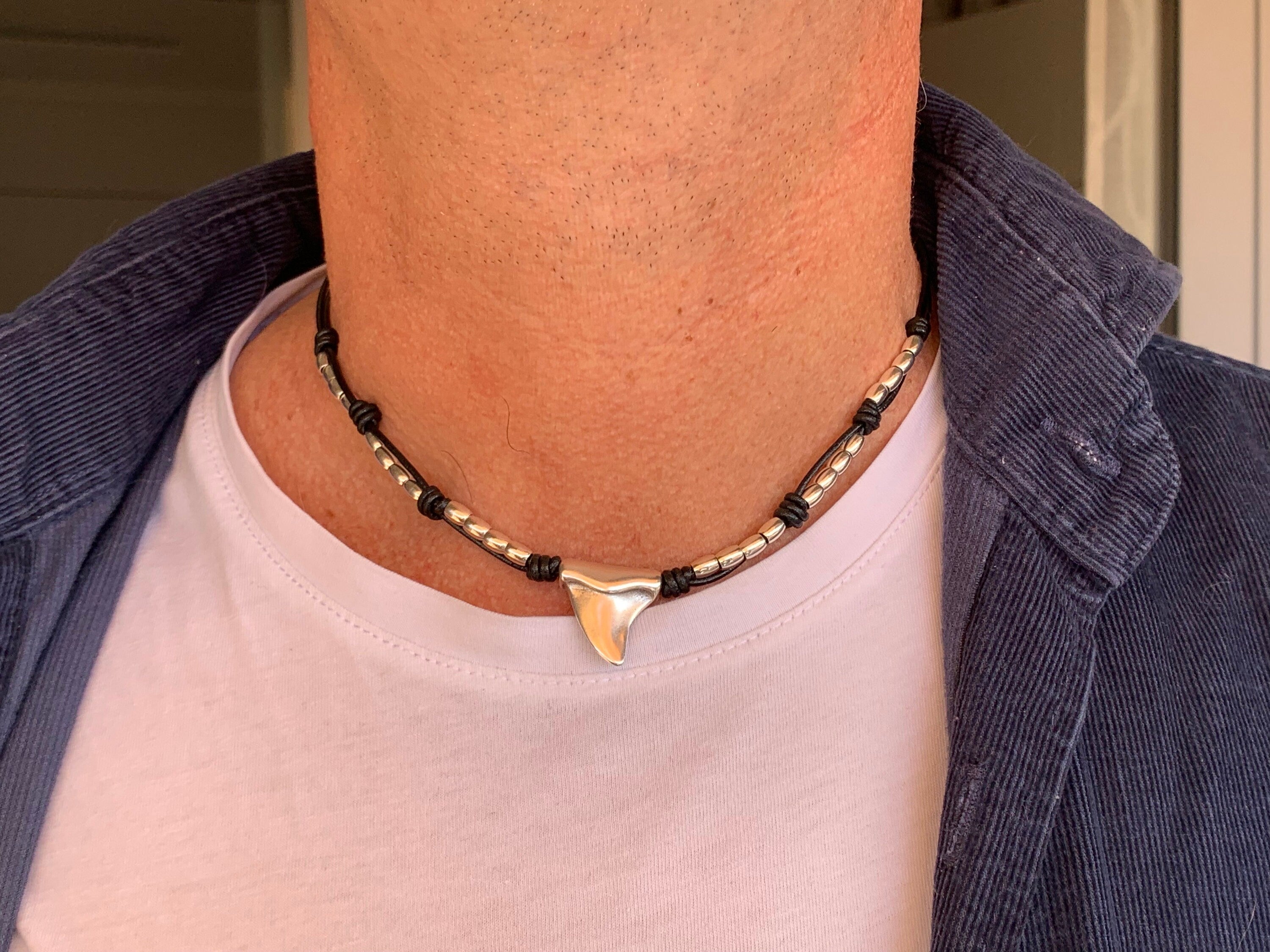 Collar de cuero para hombre, collar de cuero con cuentas, collar de dientes de tiburón, regalo para hombre. Joyería para hombre, collar bohemio, joyería de cuero.